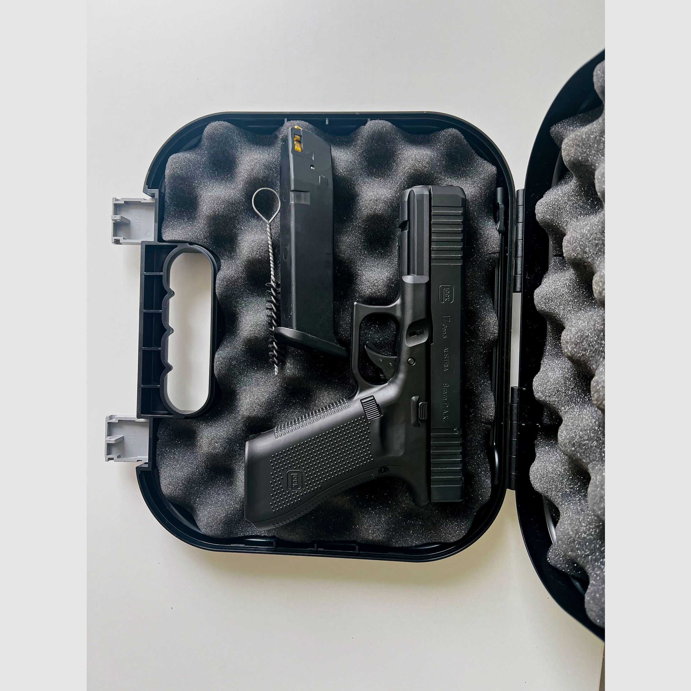Glock 17 Gen. 5 9mm PAK +  Holster +Glock Waffenkoffer