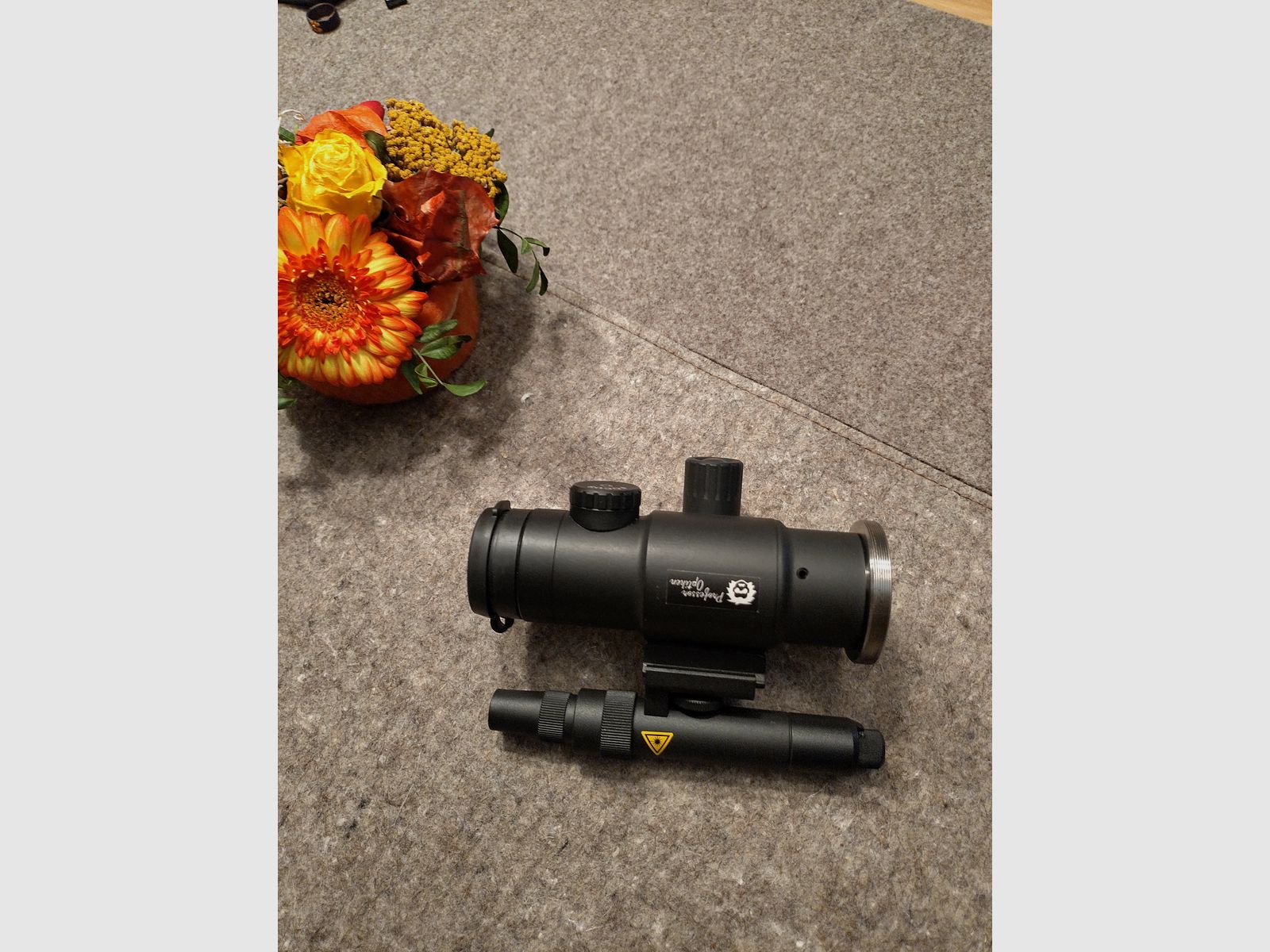 Nachtsichtvorsatzgerät Hunsrück NSG 45 mit Hunsrück IR 850 und Adapterring M33,5x0,75mm auf M52x0,75mm. Absolut neuwertig, kein Gebrauch!!!