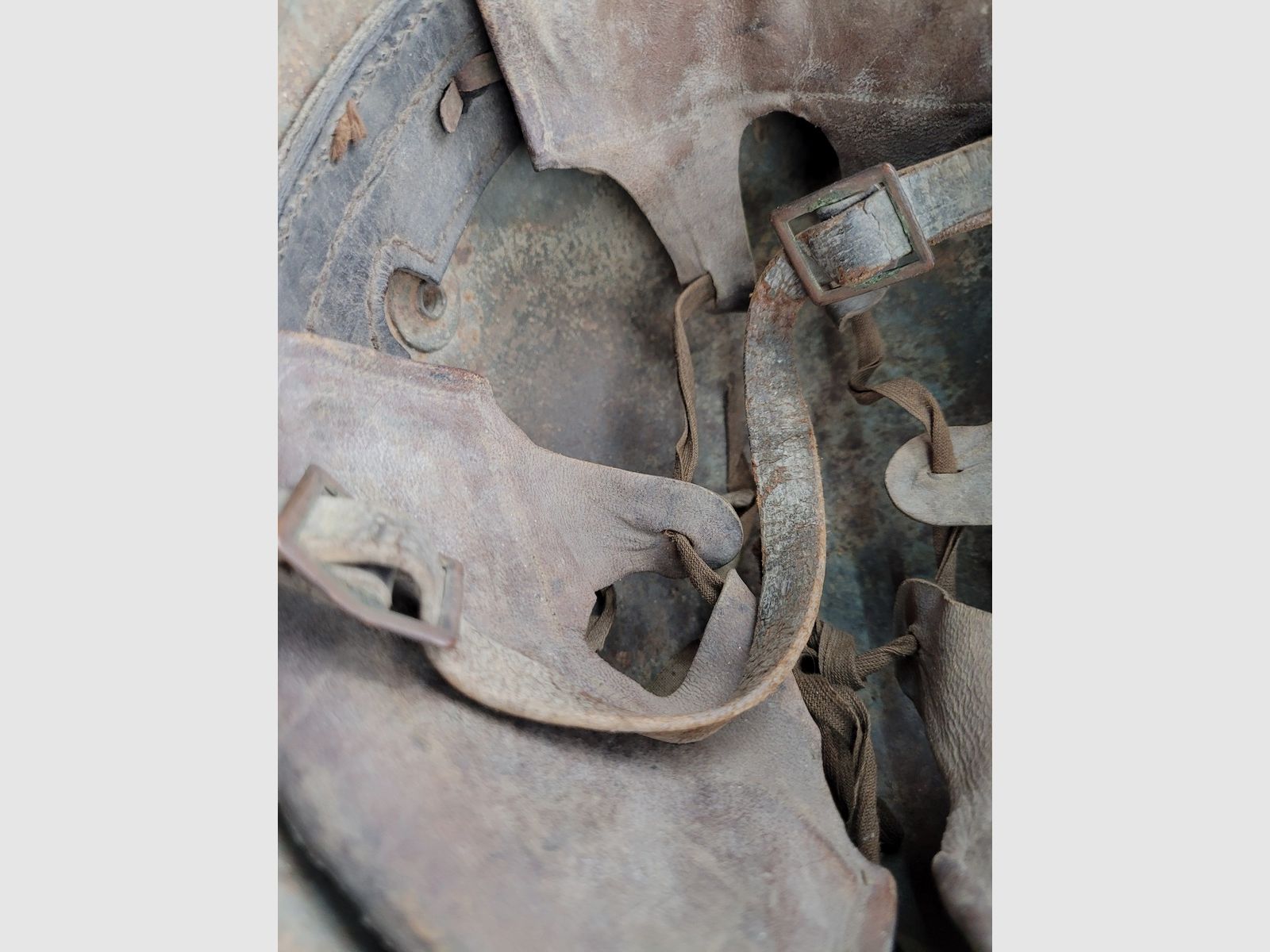 Très beau stahlhelm allemand 1er modèle 1916 – forme haute précoce – très belle coiffe absolument complète – bonne jugulaire d&rsquo;origine du modèle 1895 – restes de camouflage – Très belle pièce en TBE, image 8 sur 16