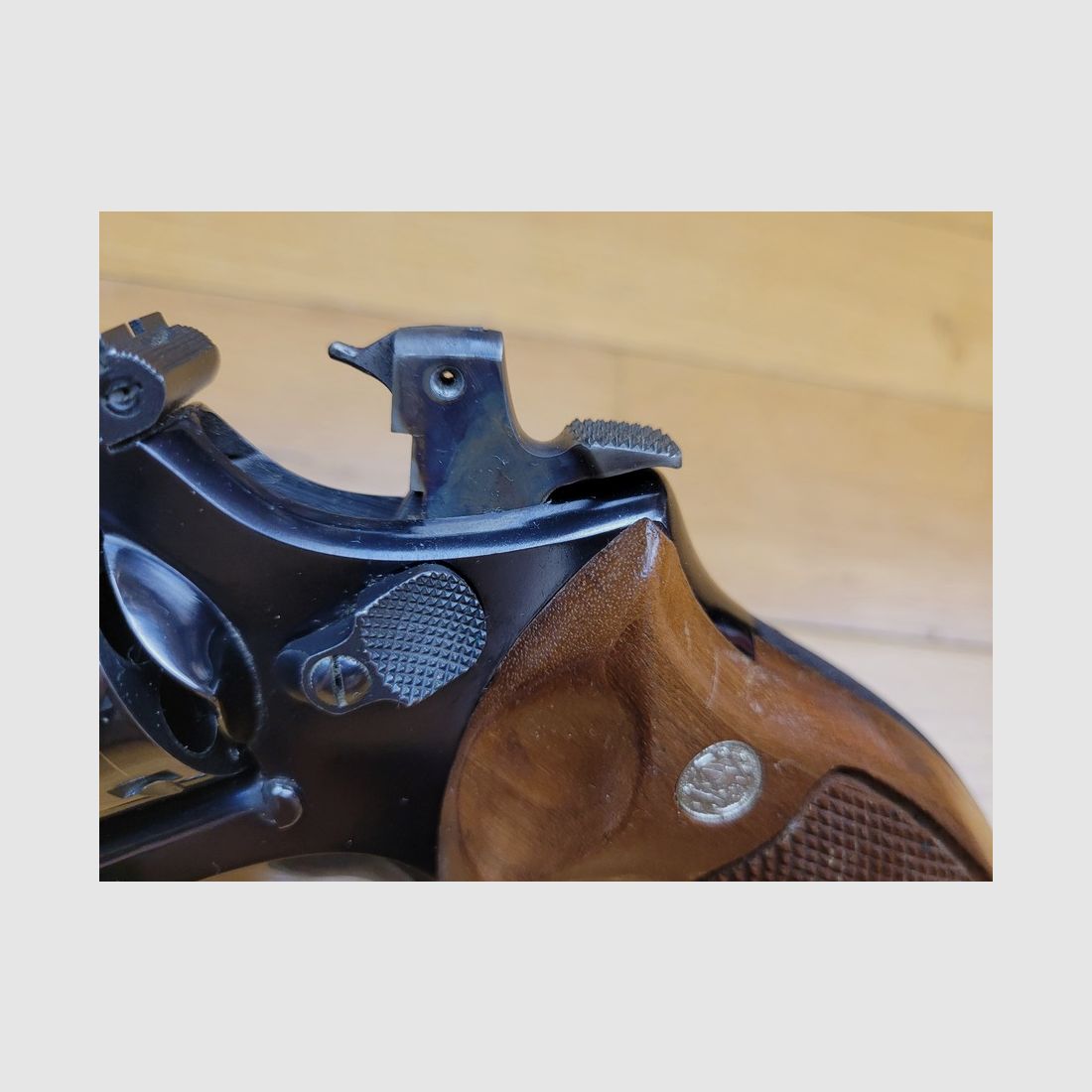 Schöner Revolver Smith & Wesson M15-2 – Kaliber .38 Spezial – hochwertige Fertigung von 1961 bis 1964 – 4 Zoll „Pencil Barrel“ Lauf, der dickere – und dennoch der leichteste aller „Magnum“-Revolver – Ästhetischer und mechanischer Zustand einwandfrei – eine Waffe, die in 65 Jahren sehr wenig geschossen wurde… – TBE++, Bild 14 von 20