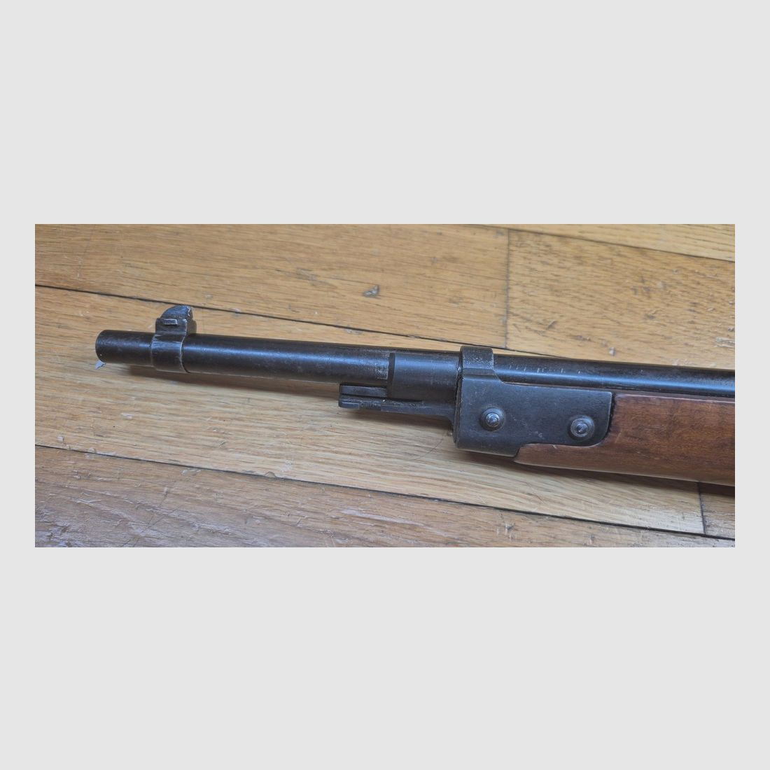 Très beau mousqueton Truppe Speciale Carcano Modèle 1938 (91/38 TS) – Arsenal de Terni – Cal. d&rsquo;origine 6,5×52 – Mono-matricule – Bois très beau – Excellent état mécanique – Beau canon avec des rayures nettes jusqu&rsquo;à la bouche – Arme de 1940 – TBE++/TBE+++, image 34 sur 34