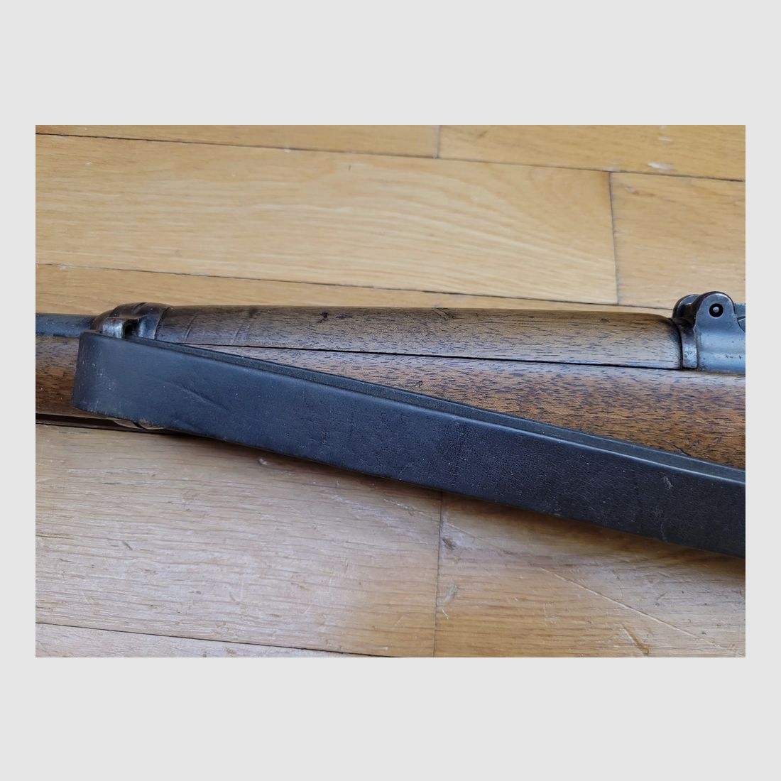 Sehr schöne K98 Gewehr aus der Frühzeit des III. Reichs – Rarissime Zuweisung Kriegsmarine Ostsee – Herstellung S/42 Mauser von 1938 – fast monomatrikulär – Wunderschöne Stempel und gut lesbare Punzen – Einwandfreie Mechanik – Sehr guter Lauf – Originaler Riemen – Sehr schöne, seltene Waffe in TTBE, Bild 35 von 37