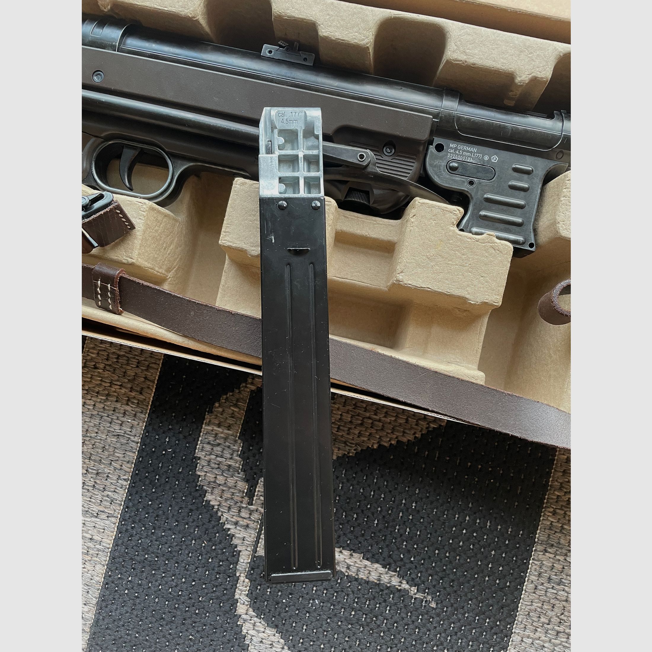 Umarex Legends MP40 Edición Legado Alemán - 4,5 mm Stahl BB Co2 (P18)