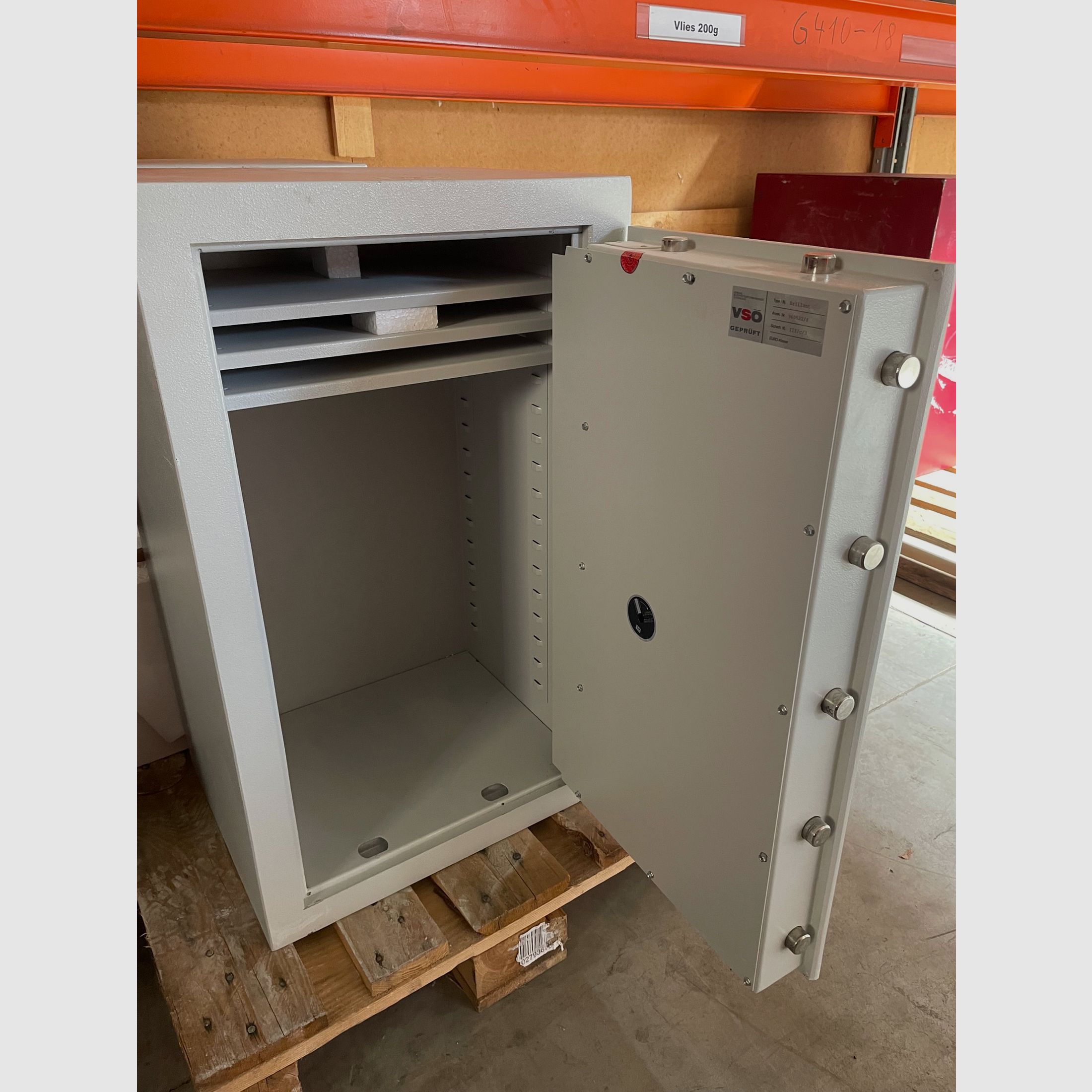 Various gun safes and vaults, image 5 of 9