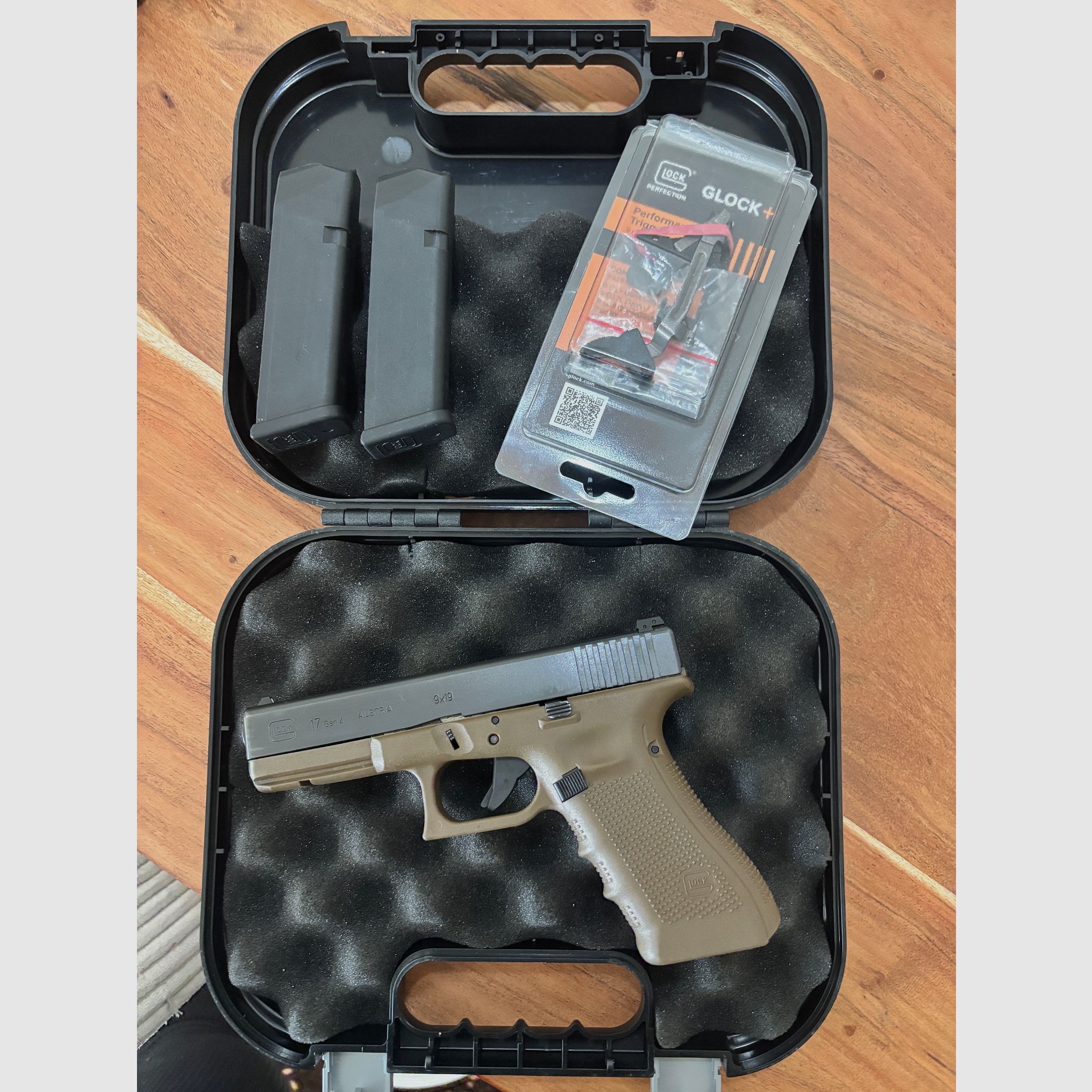 Glock 17 Gen 4 special model two-tone