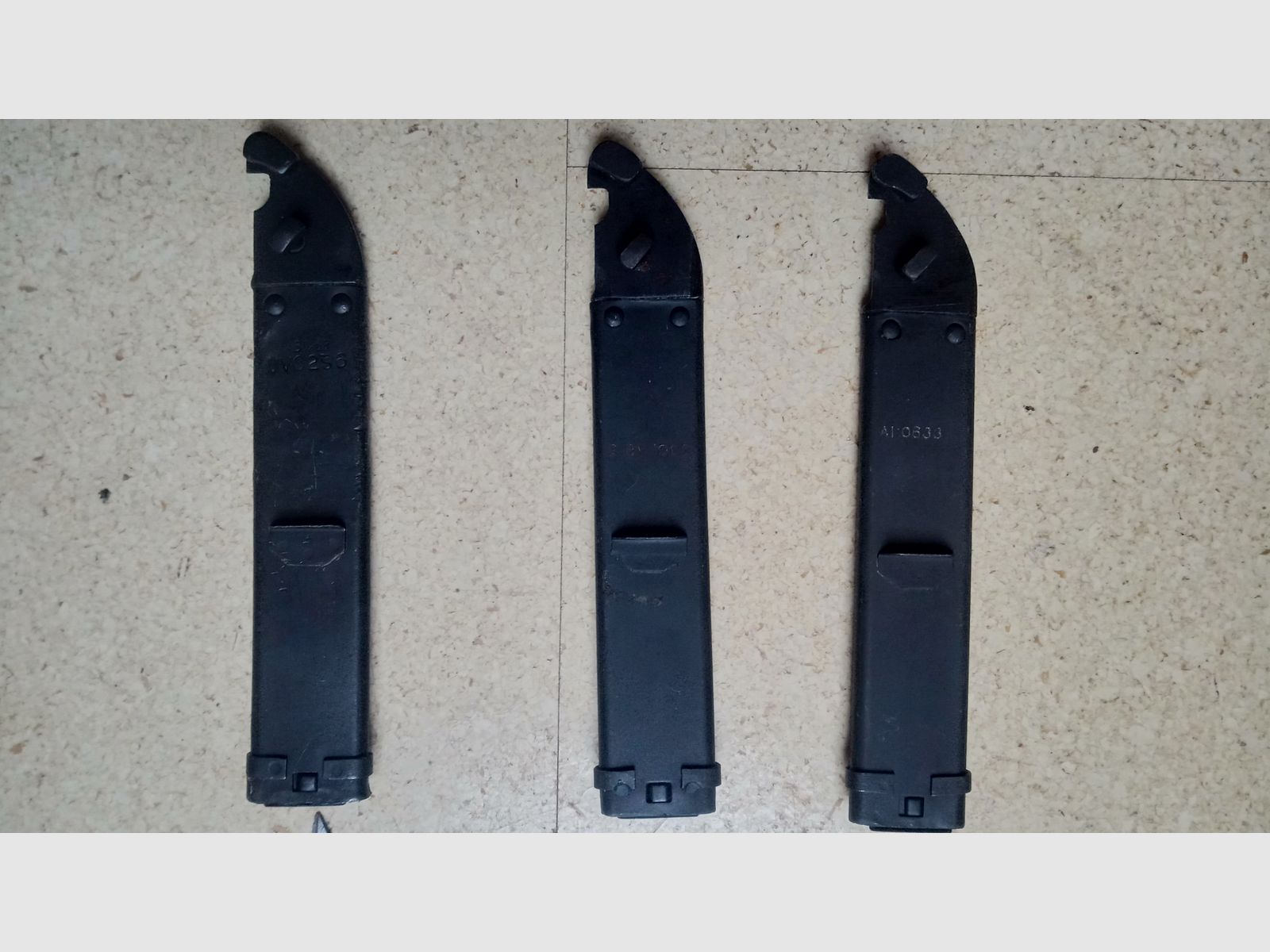 3 Rumänische 6h3 (6x3) AK Bajonette komplett inkl. Gummi Isolator und Leder Frosch  // AKM Bakelit Vintage