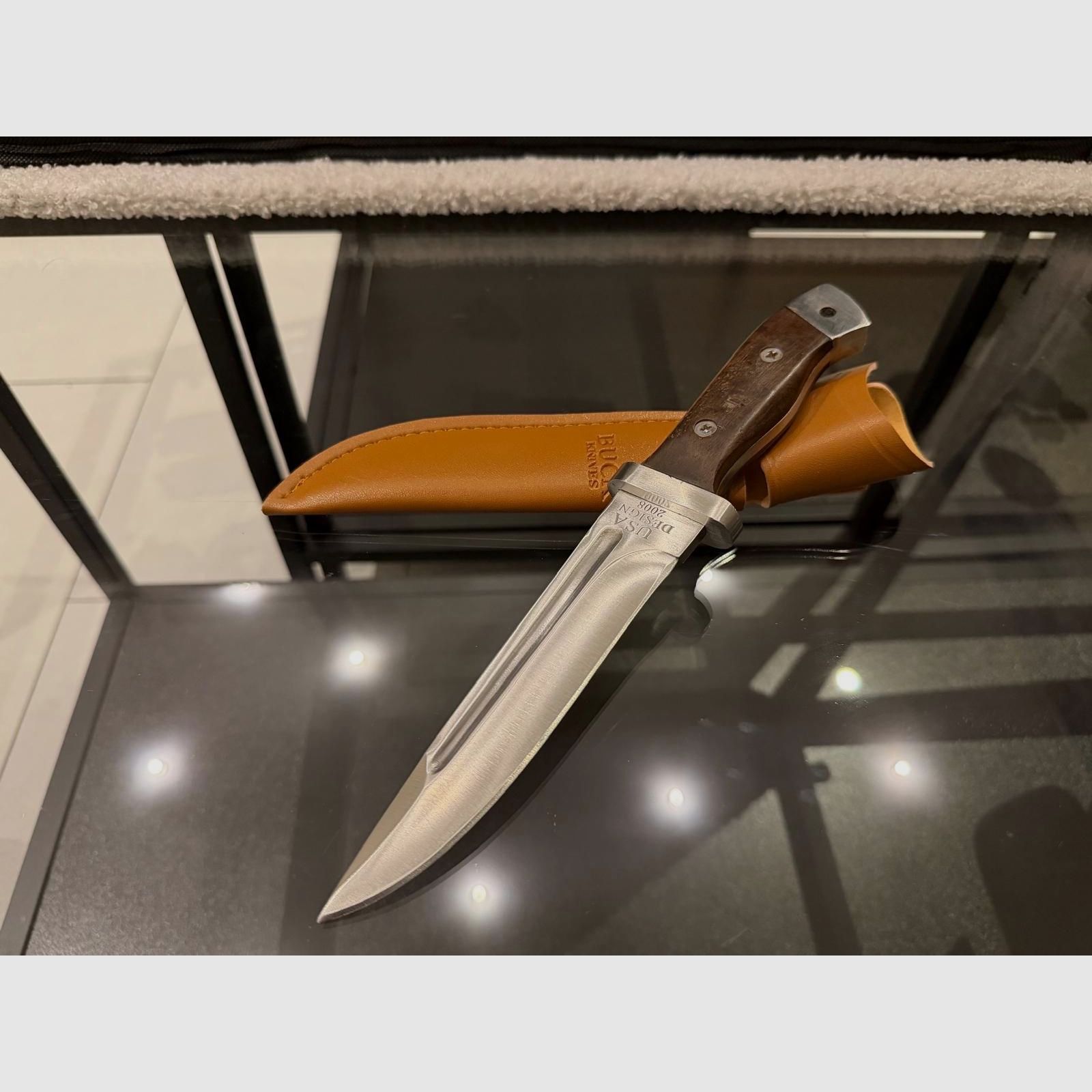 High-quality Buck hunting knife – USA design – hardwood handle & leather sheath