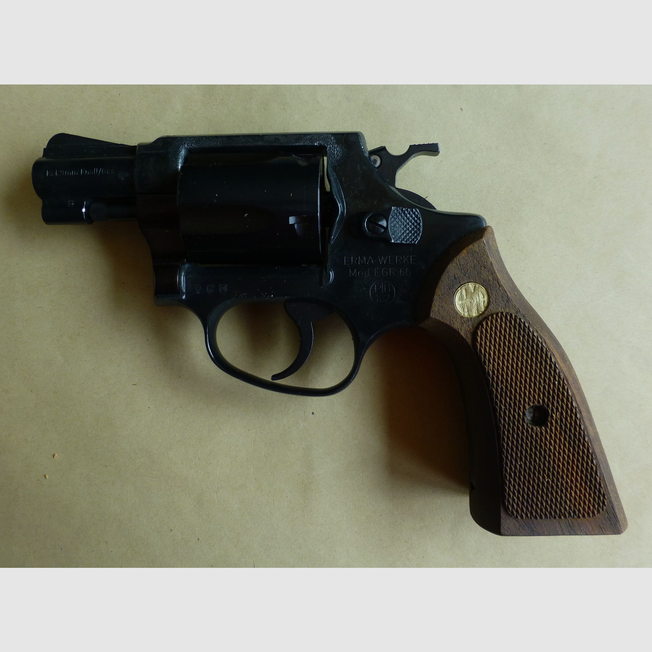 ERMA EGR 66 inkl. Abschußbecher und Erma Anstecknadel, Kaliber 9mm Gas- und Platzpatronen