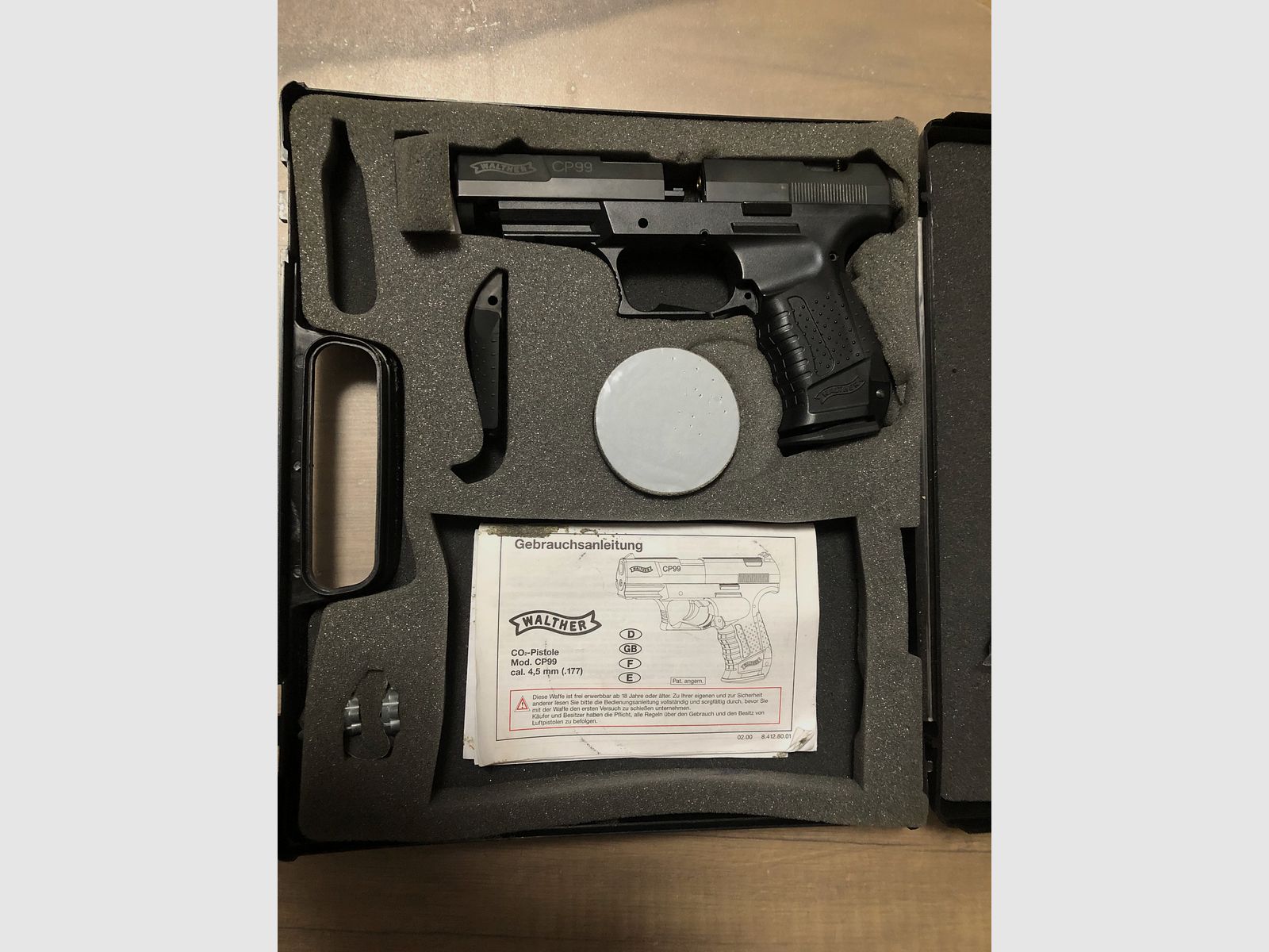 Walther CO2 CP99 pistool als onderdelenhouder