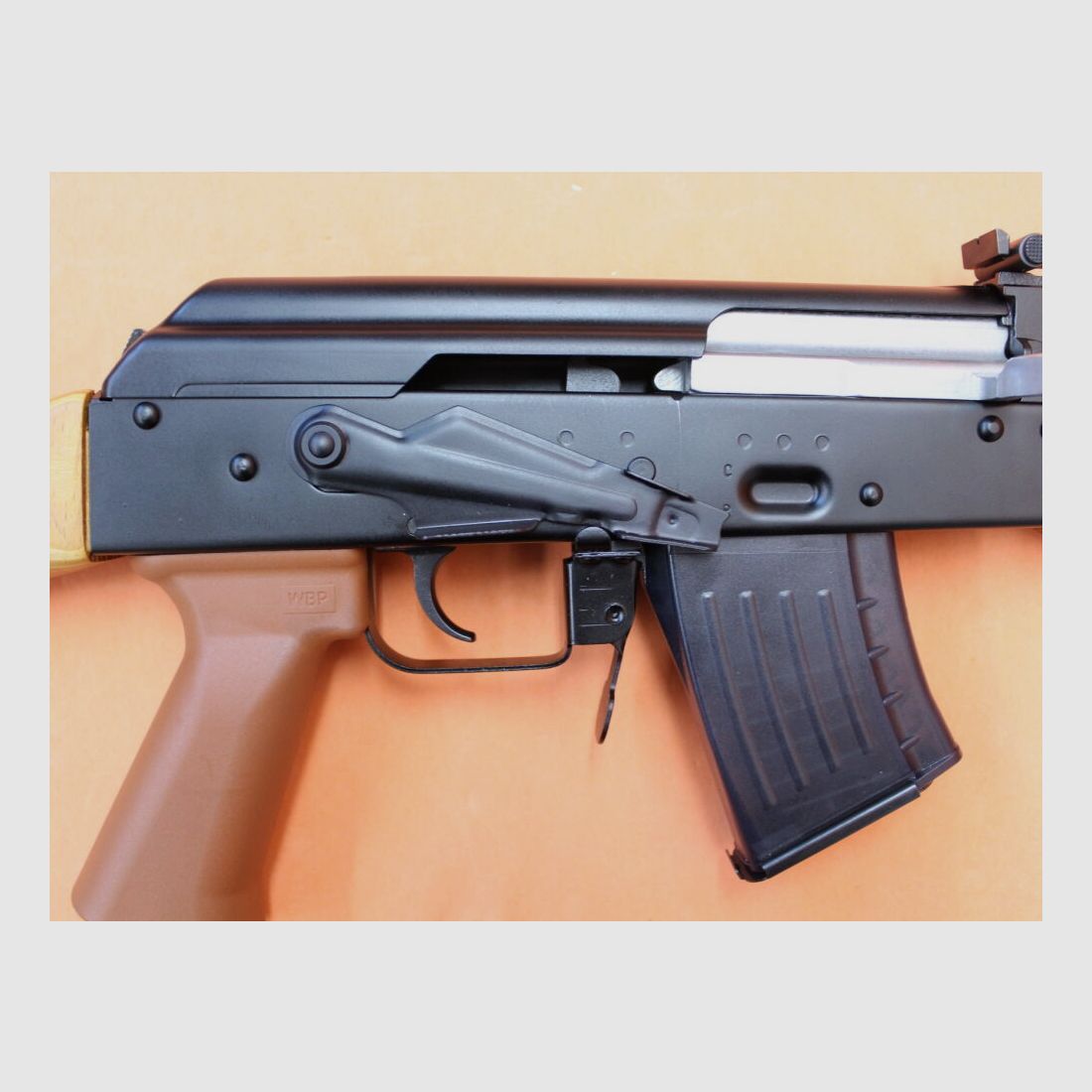 WBP JACK Ha. Geweer 7,62x39 WBP JACK Hout 415mm Loop/ 14mm Montage rail/ Laag hout kolf (AKM/AK47)