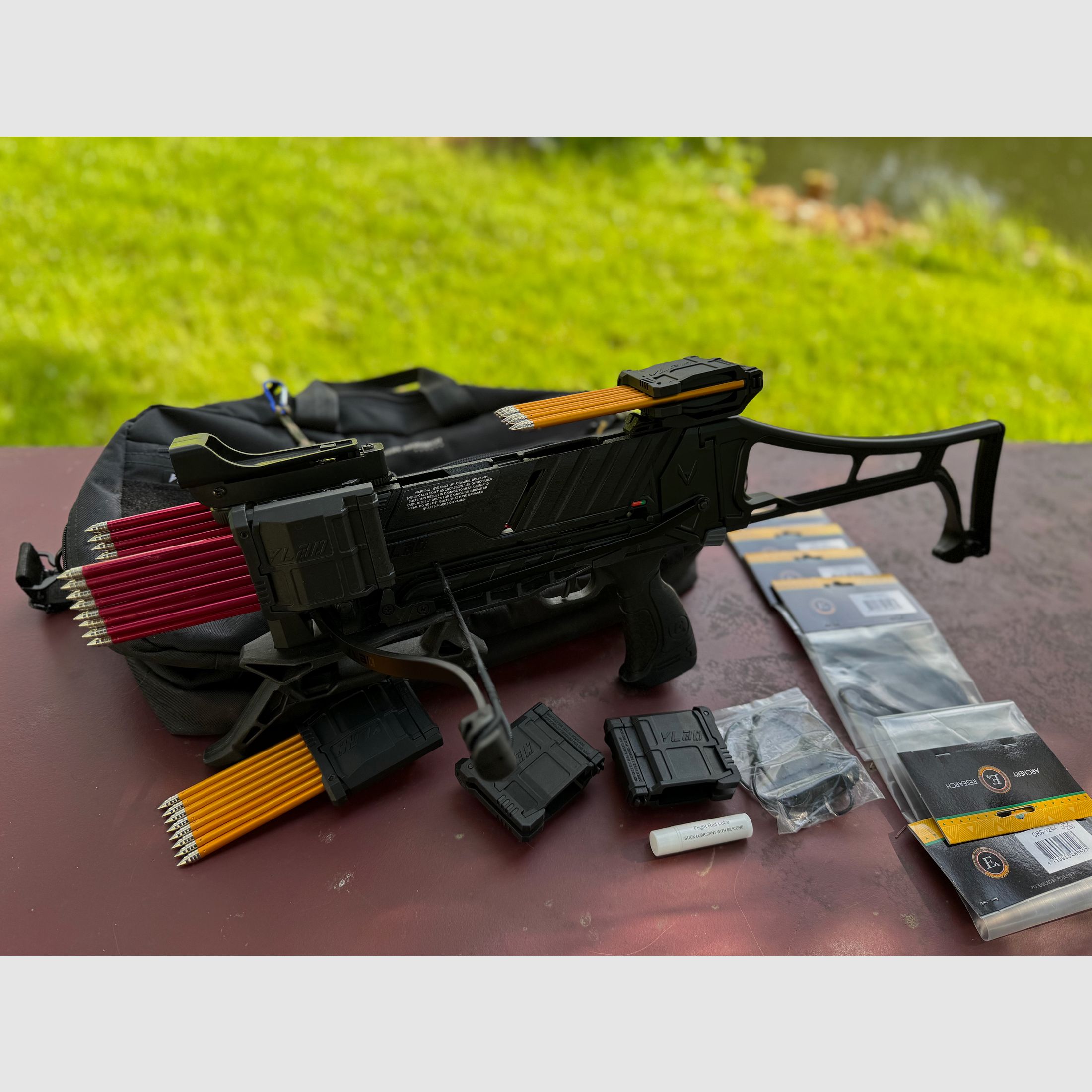 Ultrakomplettpaket EK Archery Vlad Repetierarmbrust mit 8 Schuß Magazin, Tasche, 30, 60 und 90 lbs Bogen, 6 Speadloader, Reddot, Ersatzsehenen, Pfeile usw.