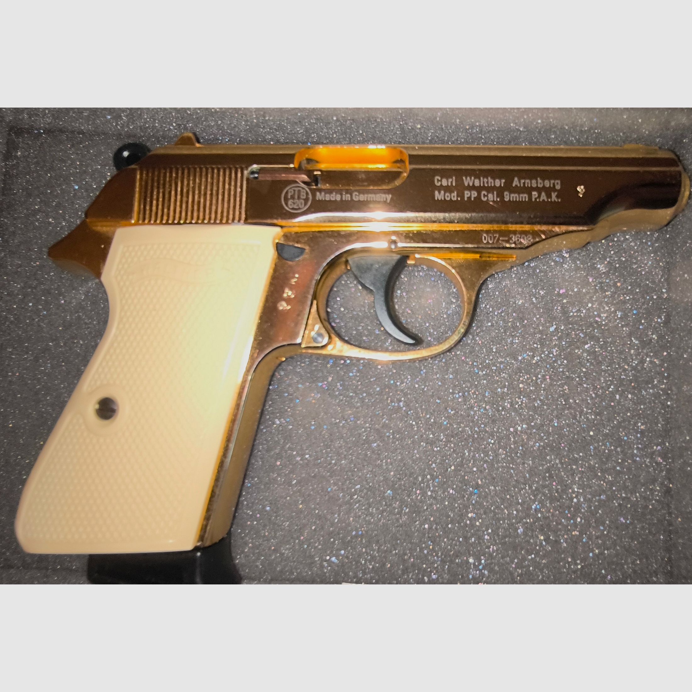 Attention collectionneurs et fans de James Bond, rareté - pièce vitrine - édition spéciale limitée et neuve depuis des décennies, ainsi que sur d'innombrables plateformes, plus disponible, Walter PP avec plaquettes blanches et VHS, état impeccable !!! Comme neuf et jamais tiré !!