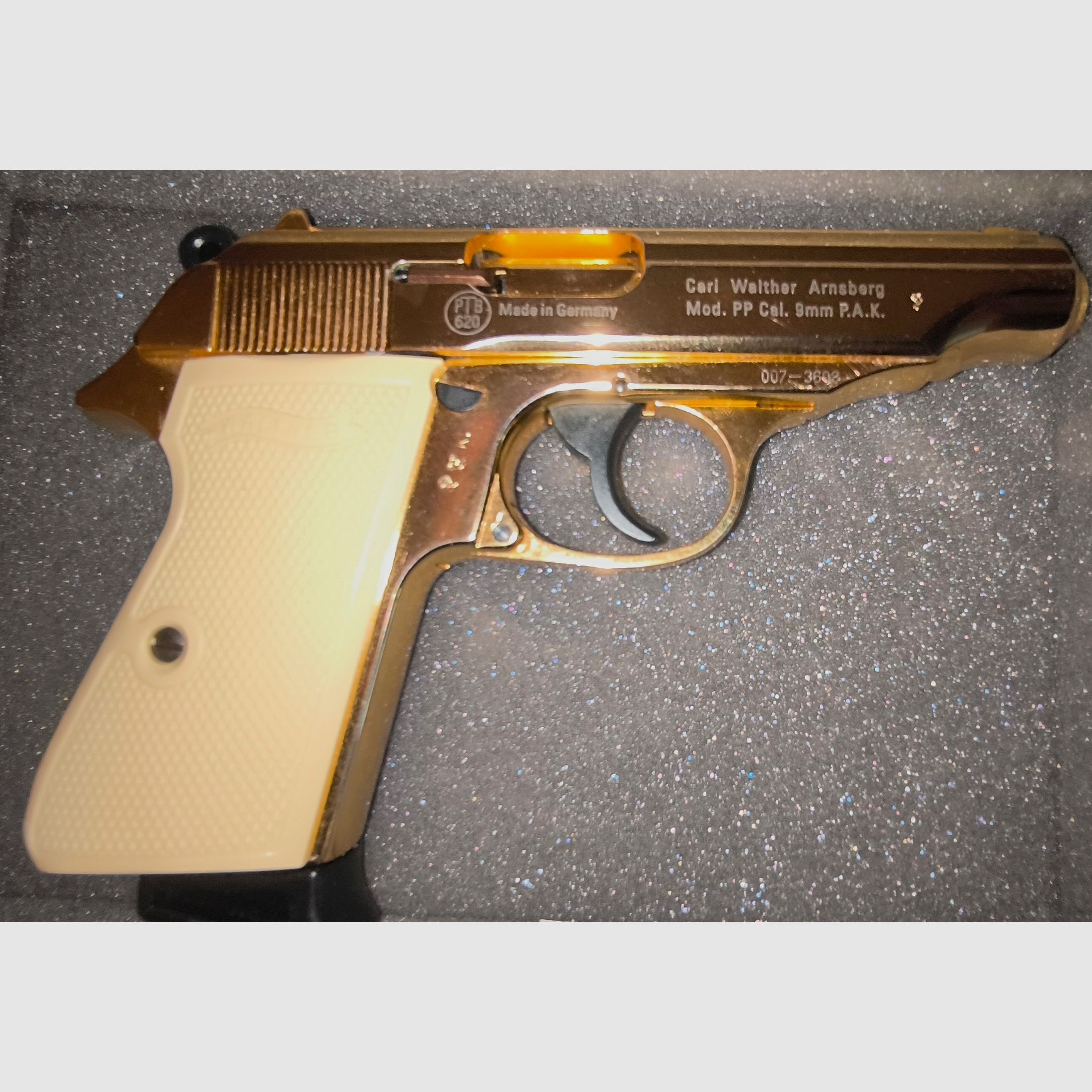 Preis VB!! ⚠️ Achtung James Bond Fans - Echte Rarität  - Vitrine Stück & Ungeschossen!!! Limitierte Sonderedition GoldenEye der 90er Jahre - Walther PP Gold mit Weißen Griffschalen & Zertifikat sowie VHS Kassette, sowie zusätzlichen Magazin mit Flachen Magazinboden,PTB Nr. 620, Absolut Neuwertig,Optisch sowie Funktionell in einem Tadellosen top Zustand & Ungeschossen!! ⚠️ Versandkosten Frei!!
