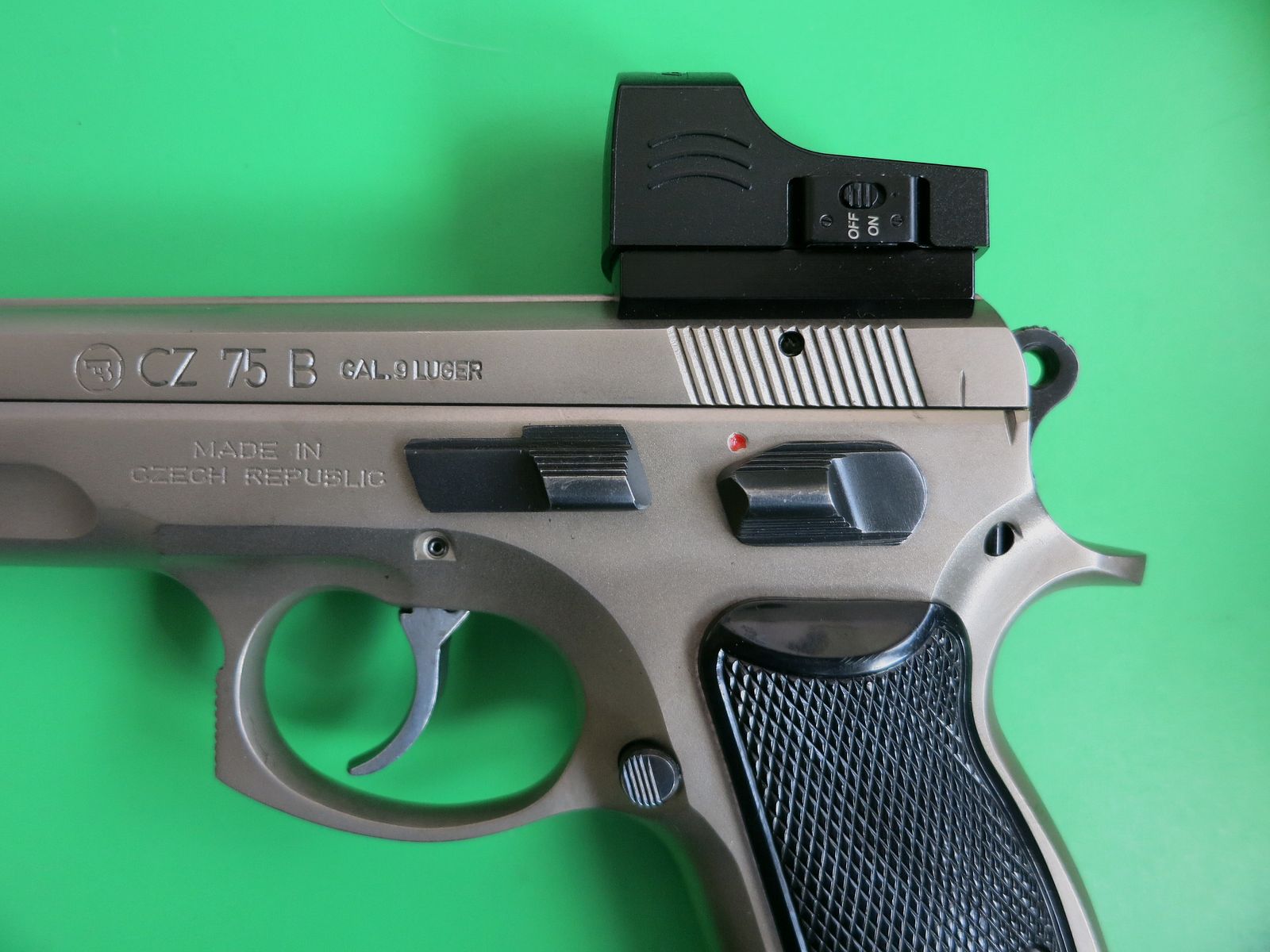 Brünner CZ75 B stainless or ČZ 75 (Česká zbrojovka), semi-automatic pistol, cal. 9×19 + Burris Fastfire #90