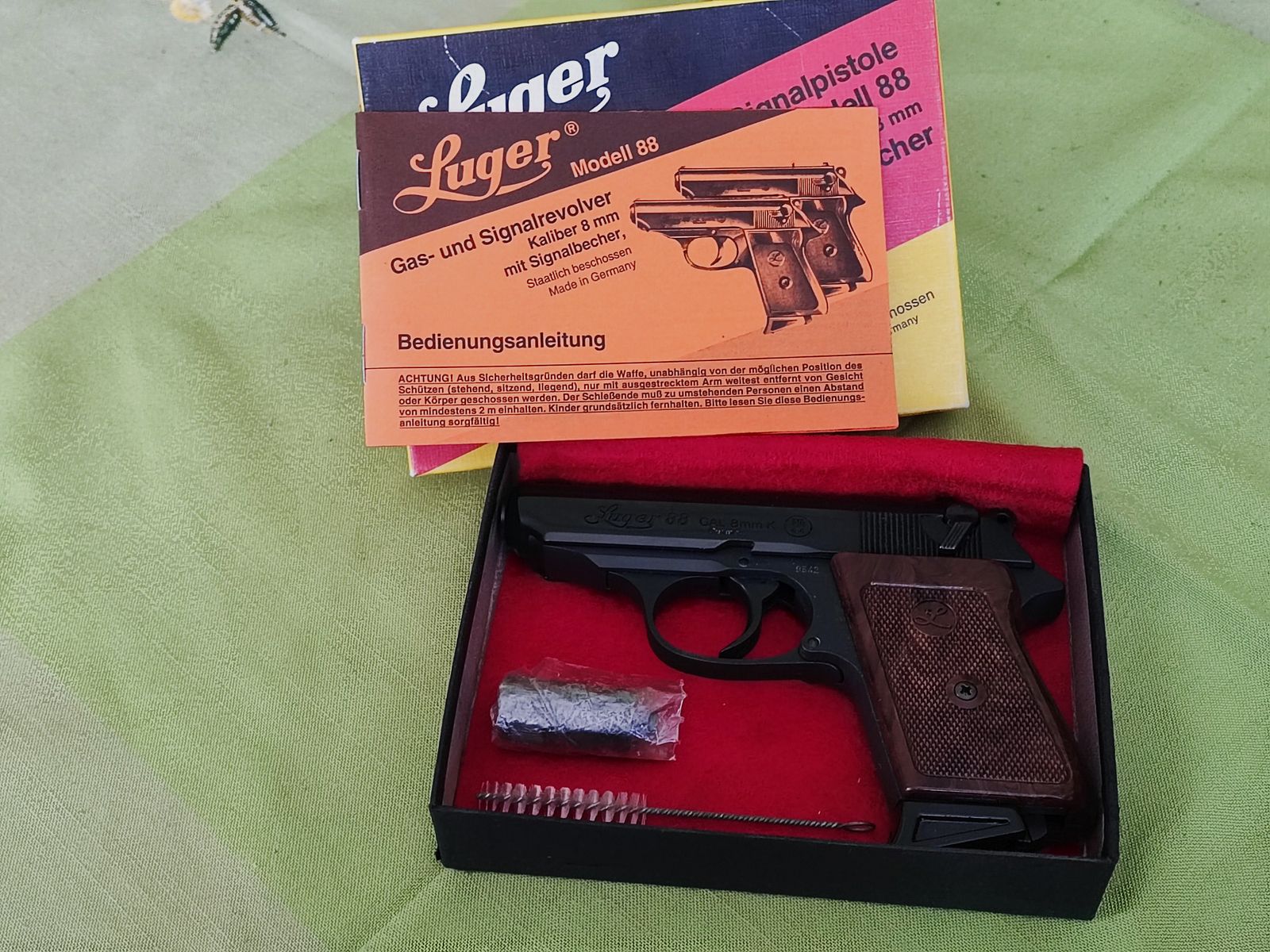 Luger 88 - 8 mmK PTB 414 aus der Röhm-Fertigung mit Holzgriffschalen, Lederholster, Munition
