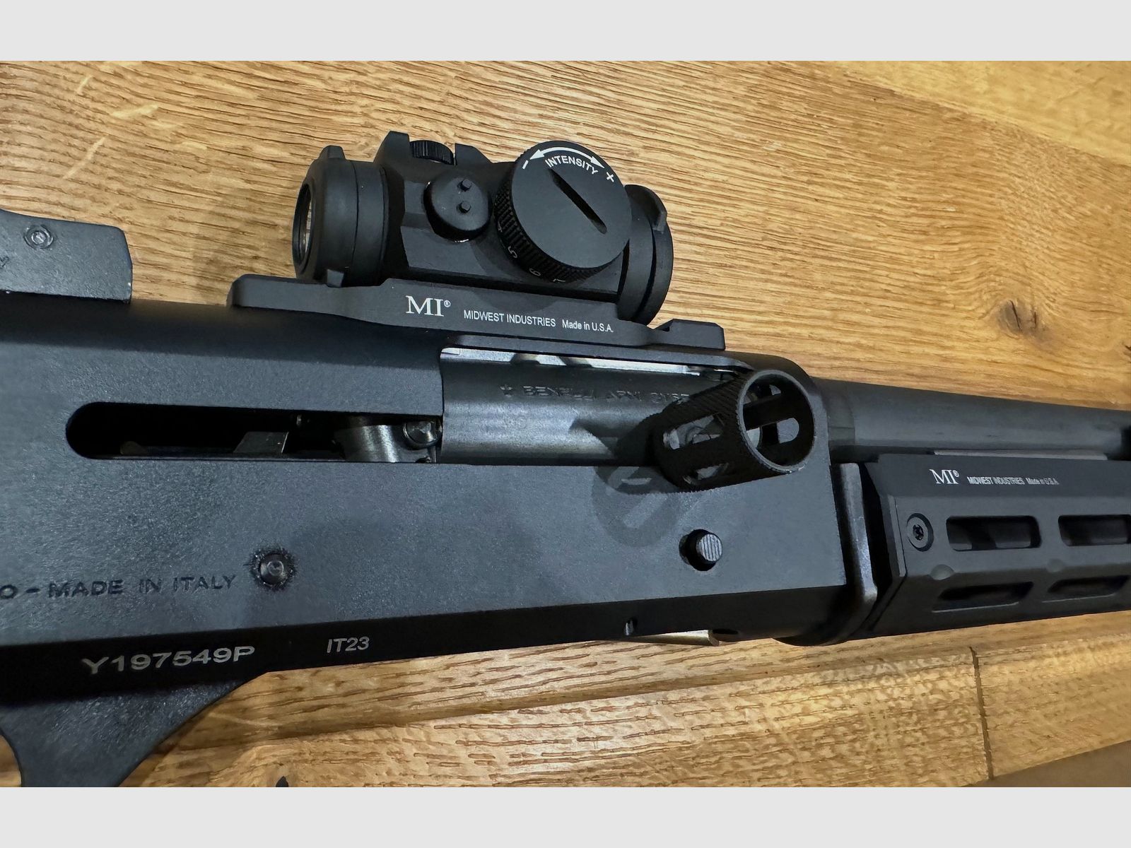 Benelli M4 Super 90 TS avec Aimpoint et crosse avant M-LOK