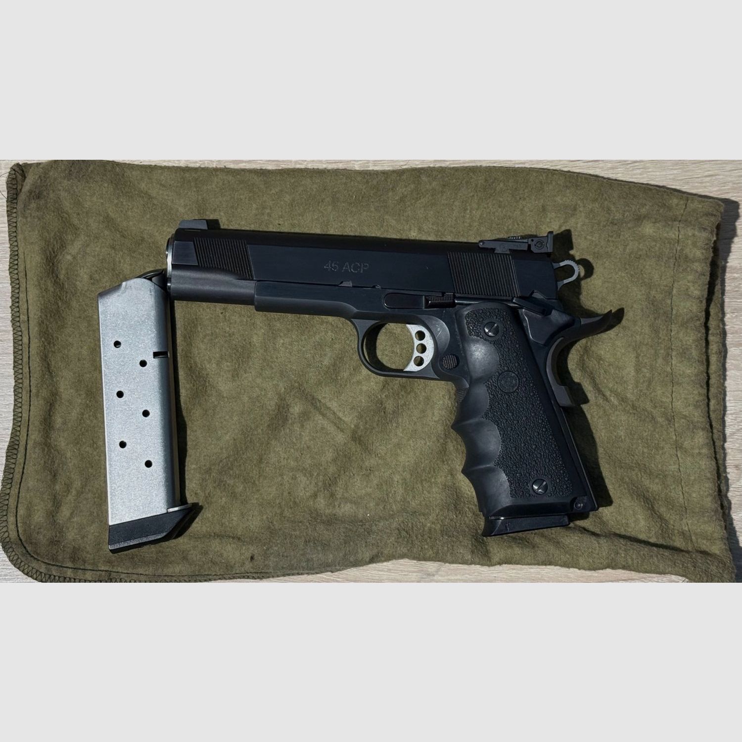 Baer Custom 1911 Pistole Kaliber .45 ACP – Schwarz – Mit 2 Magazinen