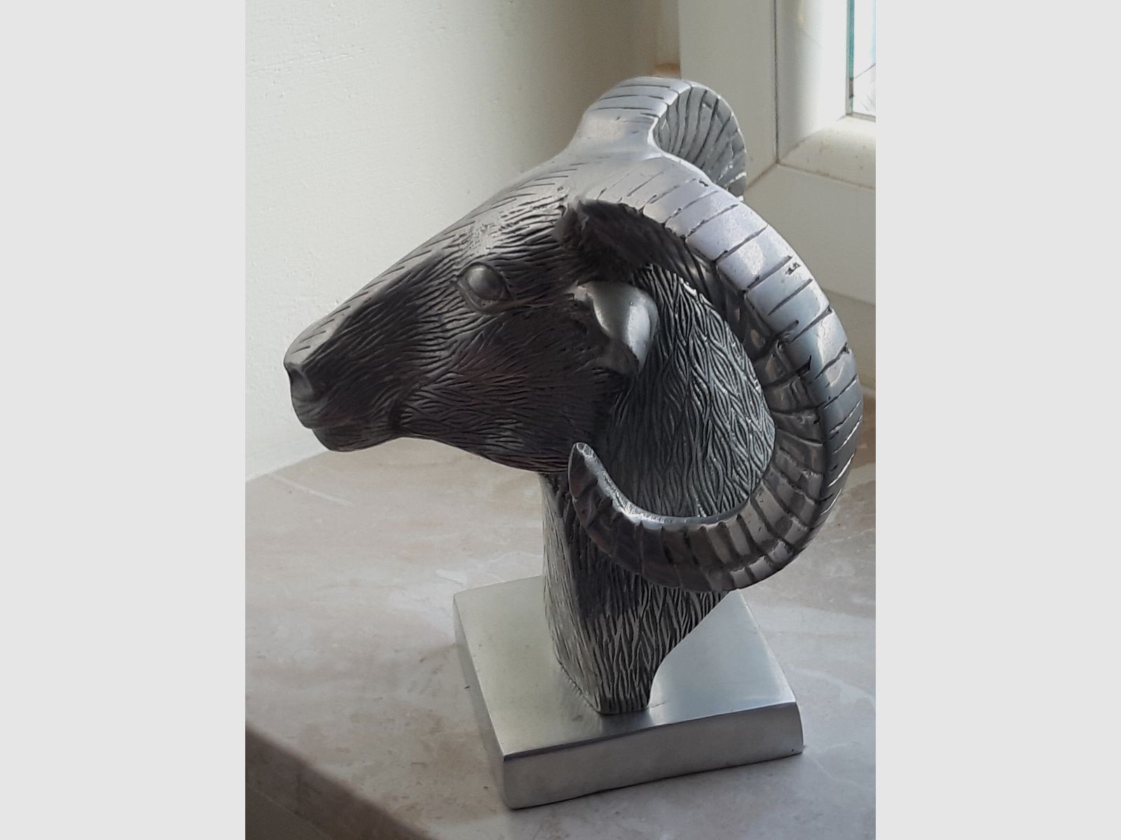 WIEDDERKOPF, bij de eerste aanblik denkt men dat hij gesmeed is, stabiel, trots, elegant en tijdloos mooi.