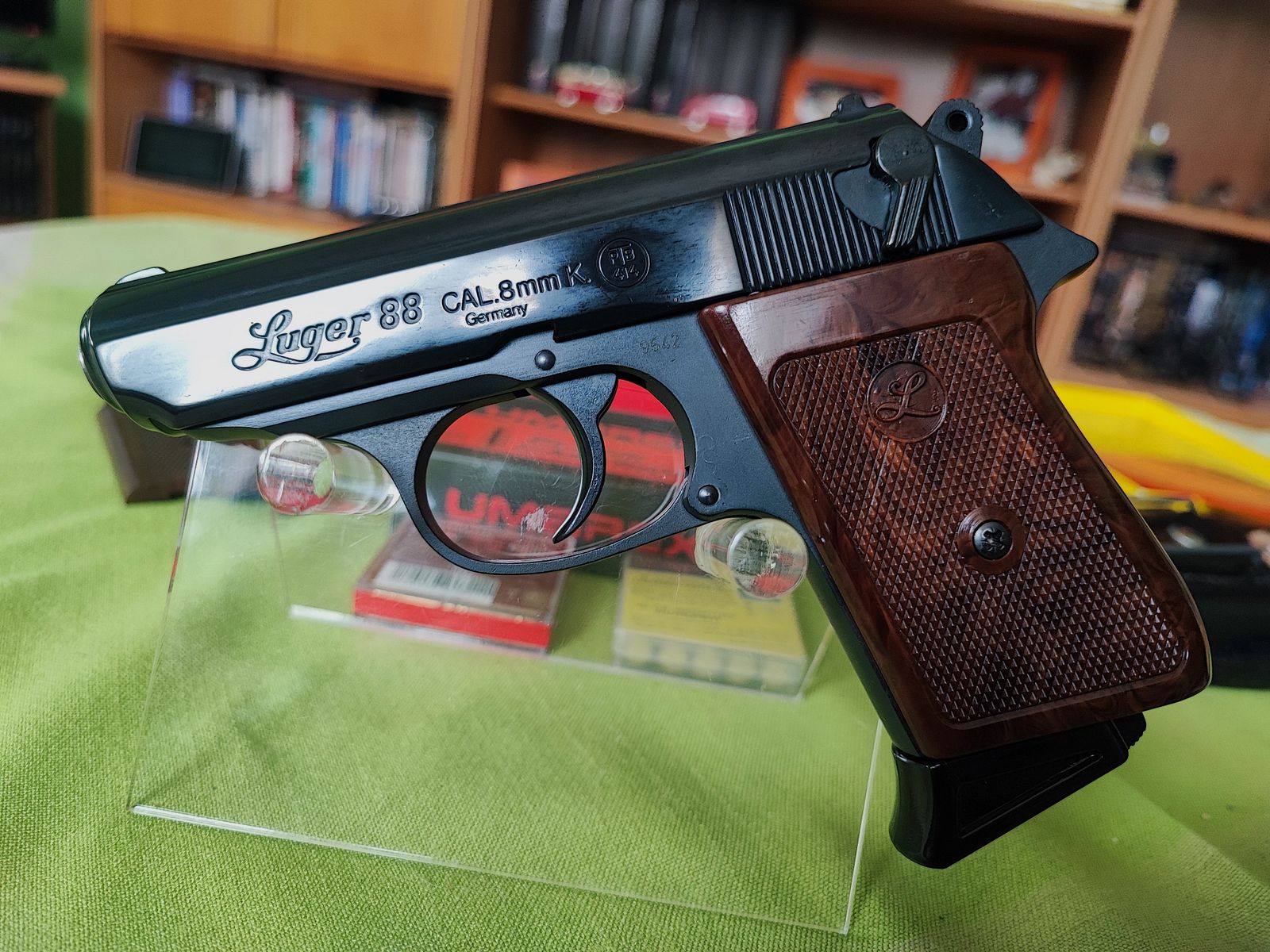 Luger 88 - 8 mmK PTB 414 aus der Röhm-Fertigung mit Holzgriffschalen, Lederholster, Munition