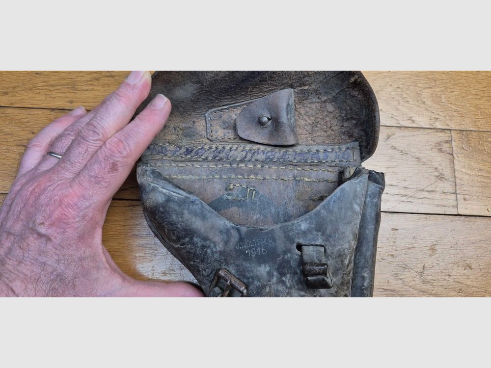 Rzadkie etui na pistolet Luger P08 – Wykonane przez J.WOLTER & Co 1916 – Rzadki egzemplarz z brązowej skóry – Szwy i skóra w doskonałym stanie – Klucz jest nadal w środku (DWM) – Przedmiot do wyczyszczenia i wypolerowania, który nigdy nie był na rynku – Bardzo ładne etui w doskonałym stanie / doskonałym stanie+!, zdjęcie 8 z 14