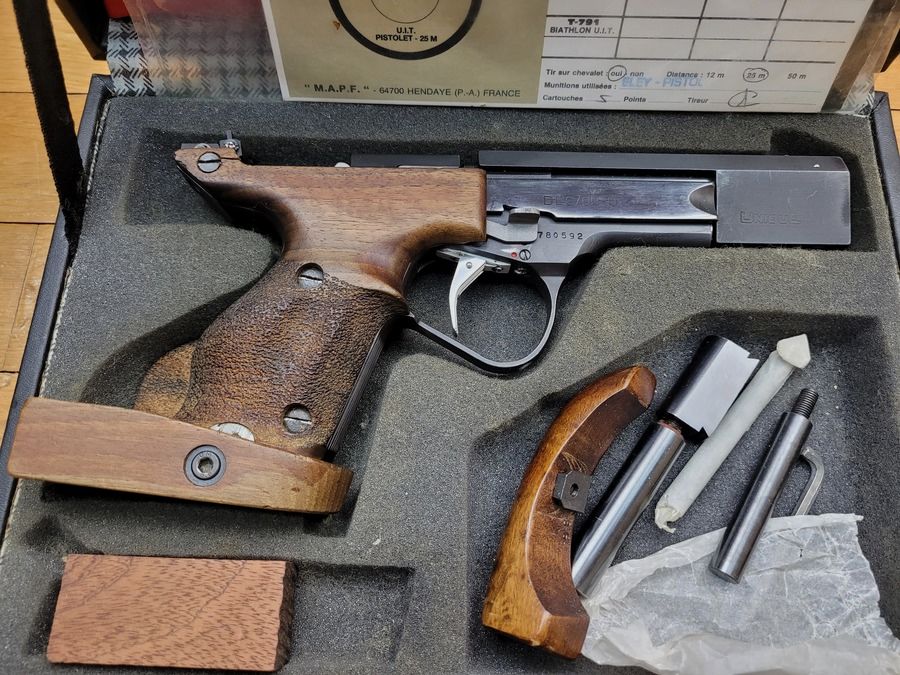 Ottima pistola DES 69/U – Fabbricata in Francia da Unique a Hendaye – Cal. 22 LR – Calcio anatomico regolabile in noce – Caricatore da 10 colpi – Grilletto regolabile – Doppia bossolo – Set di contrappesi – Tutto in acciaio lavorato – Ottime condizioni, immagine 4 di 27