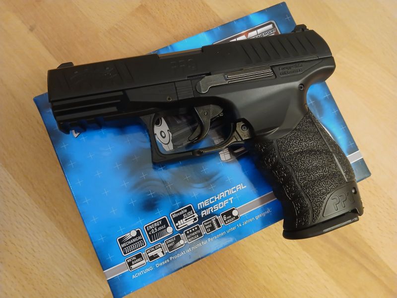 Umarex Airsoft Walther PPQ HME 6 mm < 0,5 Joule mit Ersatzmagazin Softair