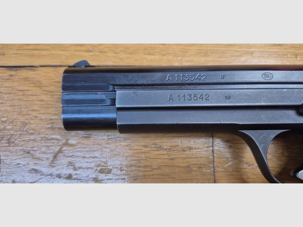 Sehr schöner SIG P210-2 Pistol – Mythos des 9 para – Militärwaffe des 4. Vertrags – Ca. 1955/56 – Sehr schöne Brünierung – Traumhaftes Funktionieren und Lauf – 2 zusätzliche Magazine und Holster (das komplette Paket!) werden zusätzlich mitgeliefert – Zustand TBE++/TBE+++!, Bild 8 von 28