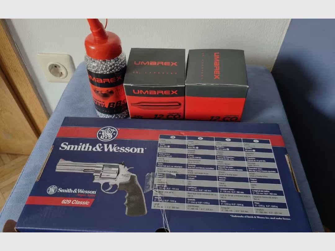 CO2 pistol Smith & Wesson 4.5 mm caliber 12 g CO2 capsules ammunition steel BBs pellets