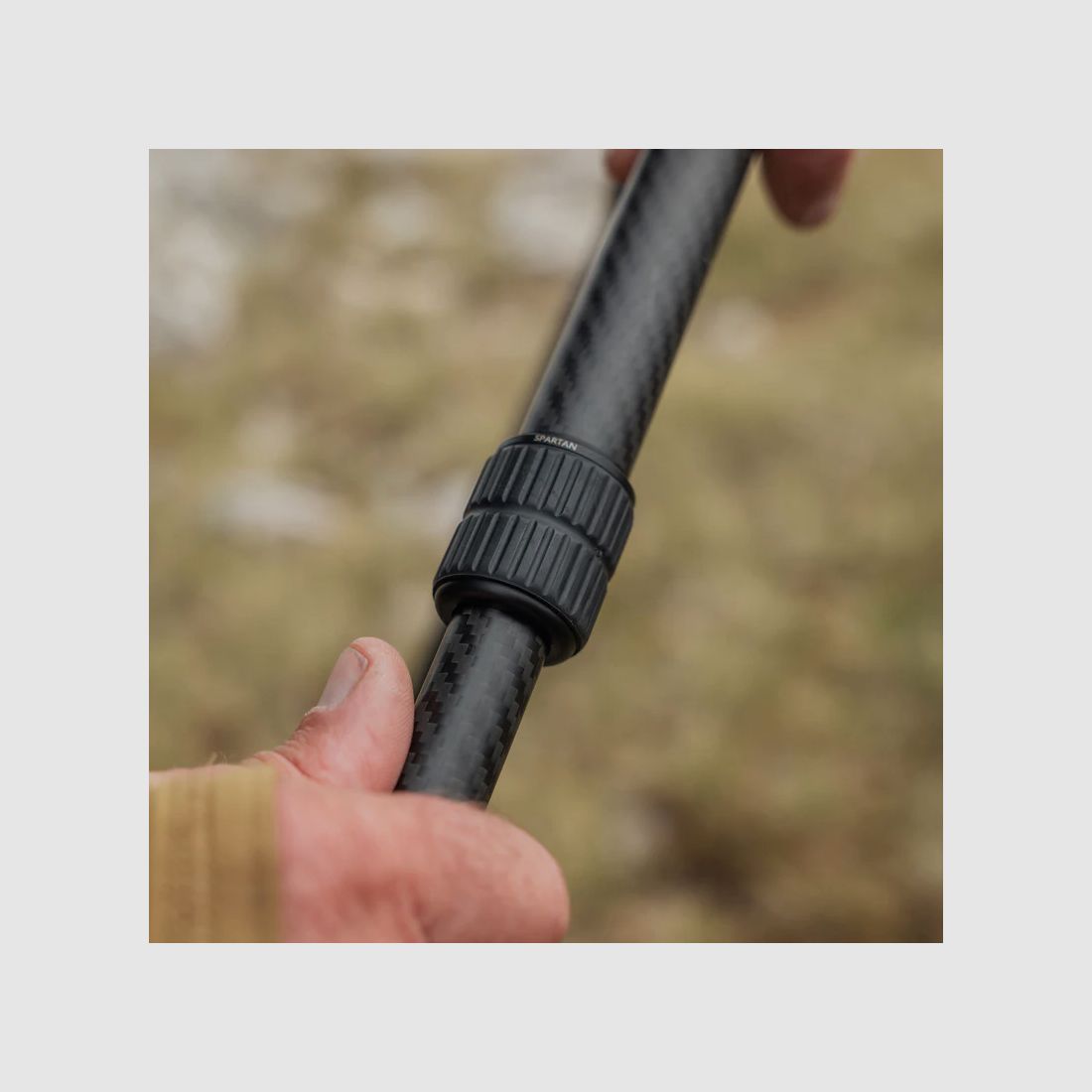 Spartan Precision Equipment Ascent Tripod™ Gen 2 Woodland mit Davros Pro Head™ und Trekkingstockgriffen