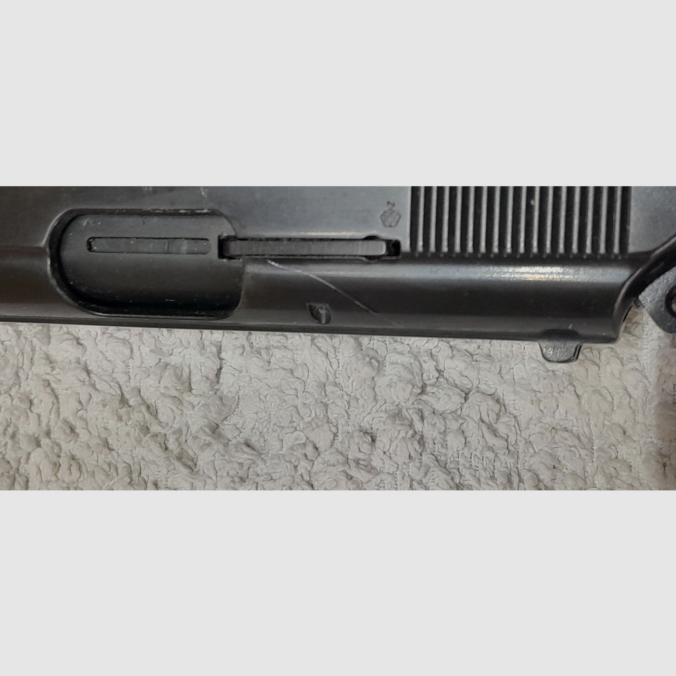 Röhm RG 800, Kal. 8mm K., mit Echtholz-Griffschalen, Abschussbecher und 35 Stück Patronen