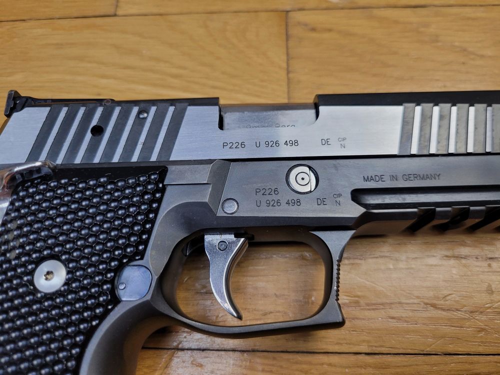 Eccezionale Sig Sauer X Five "Black and White" – Cal. 9×19 – Fabbricazione del Mastershop Sig Sauer – Solo azione singola – Grilletto straordinario – 2 caricatori da 19 colpi – Sicurezza ambidestra – Grips originali + Armanov – Mirino in fibra ottica – Scatola degli attrezzi con documenti – La Batmobile delle pistole moderne! – Usato in condizioni veramente come nuovo!, immagine 21 di 30