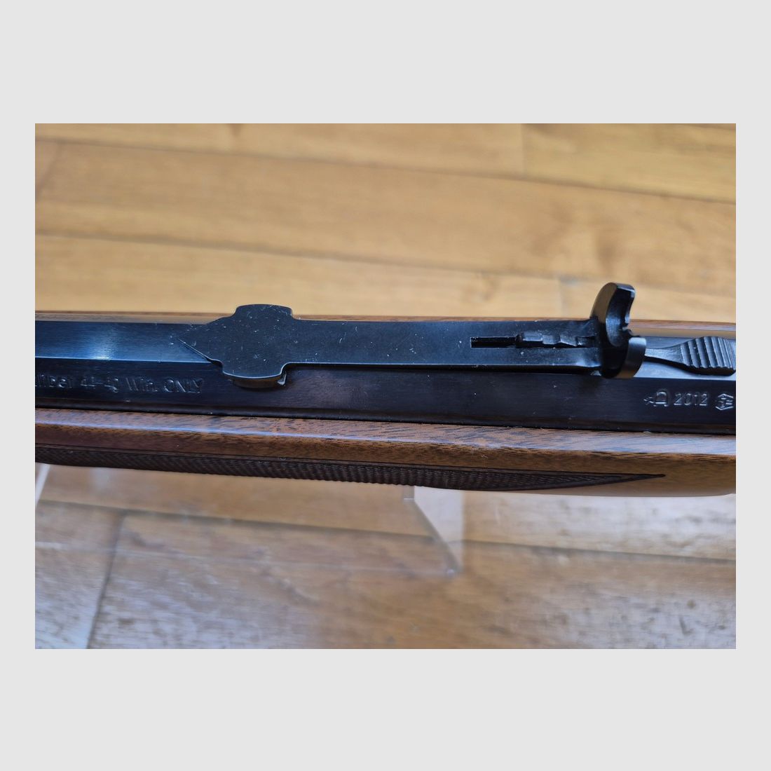 Wunderschöne Winchester 1892 „Repetierbüchse“ – Version „Gewehr“ / Flinte mit oktogonalem Lauf – Seltenes Take Down Modell – Kal. .44-40 mit 10+1 Schuss – Miroku Japan Ausführung – Limitierte Serie 2 x 251 Exemplare – Schöne Nussbaumholz in Klasse V oder VI – Originalbox mit Dokumenten und Schloss – Nie geschossen – Neue Waffe – TBE++++, Bild 23 von 39