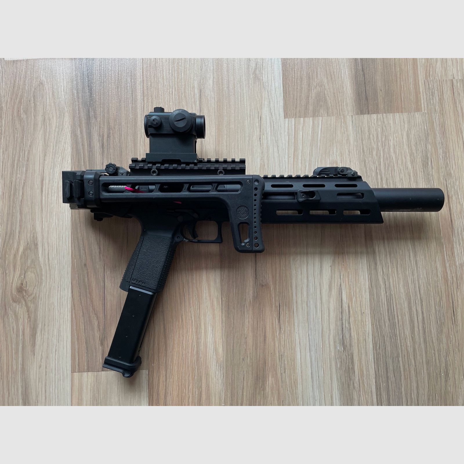 Airsoft G&G SMC9 with sight and a total of 6 magazines.