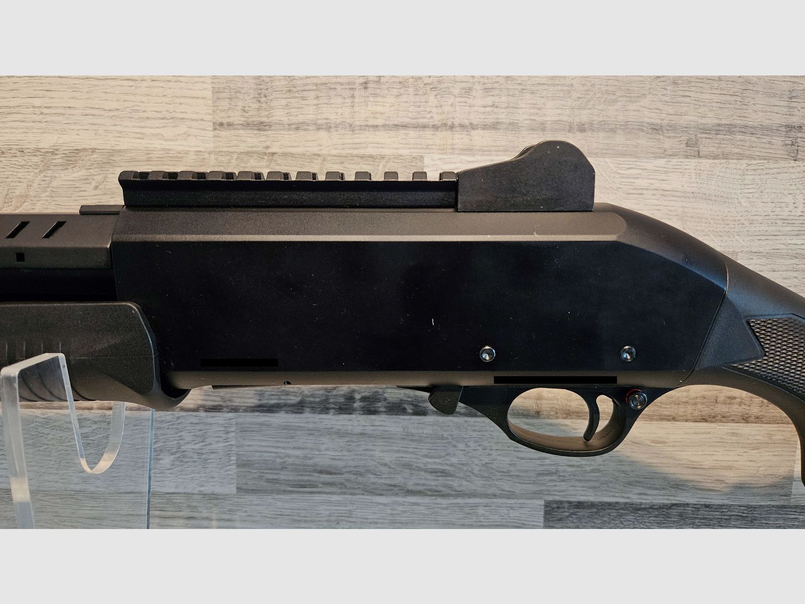 Artículo nuevo - Escopeta de repetición de culata delantera Pumpgun Akkar Karatay TK-355 612PS Negra Cal. 12/76