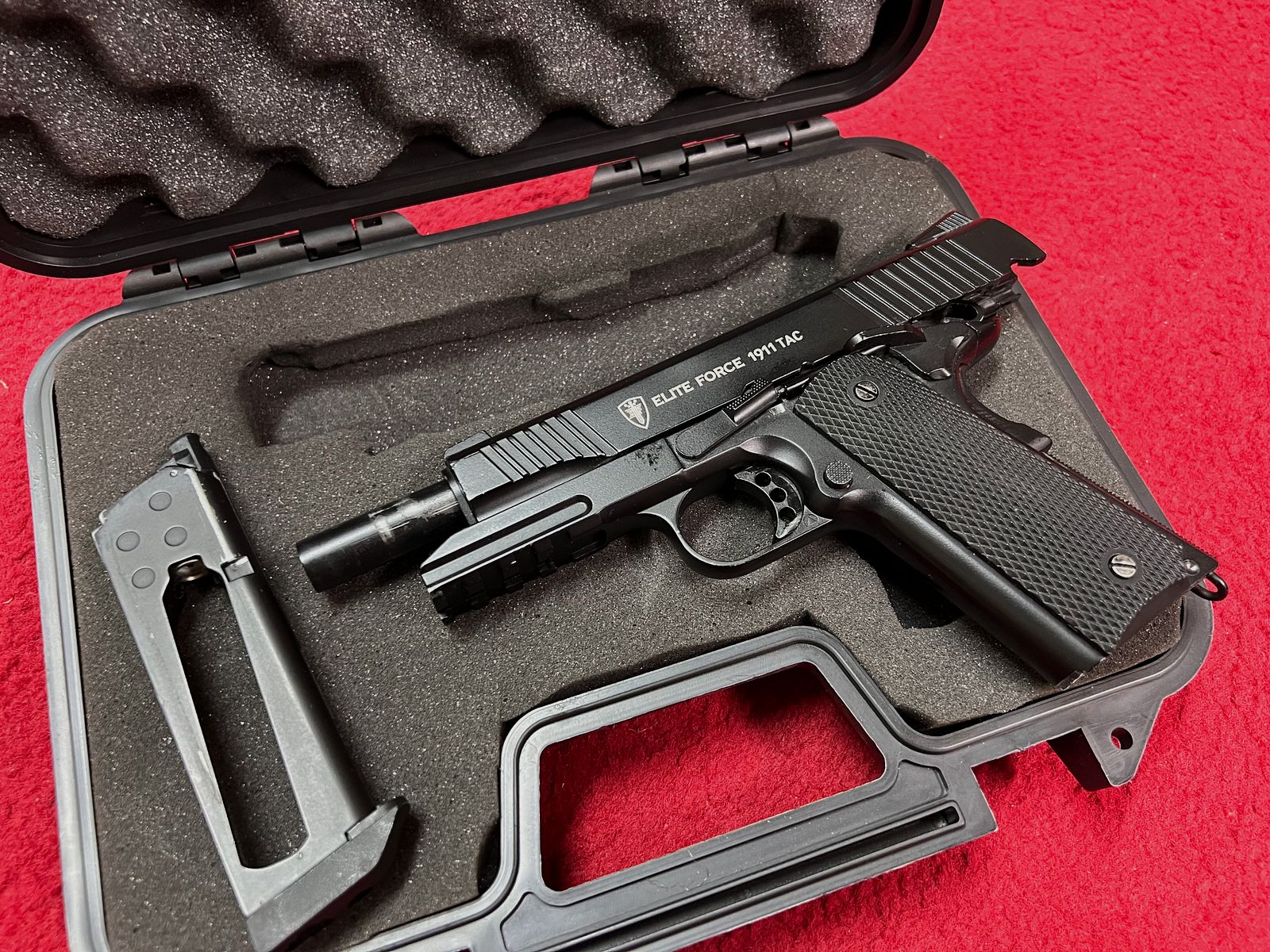 Umarex Elite Force 1911 TAC in zwart 6mm C02 versie met 2 magazijnen.
