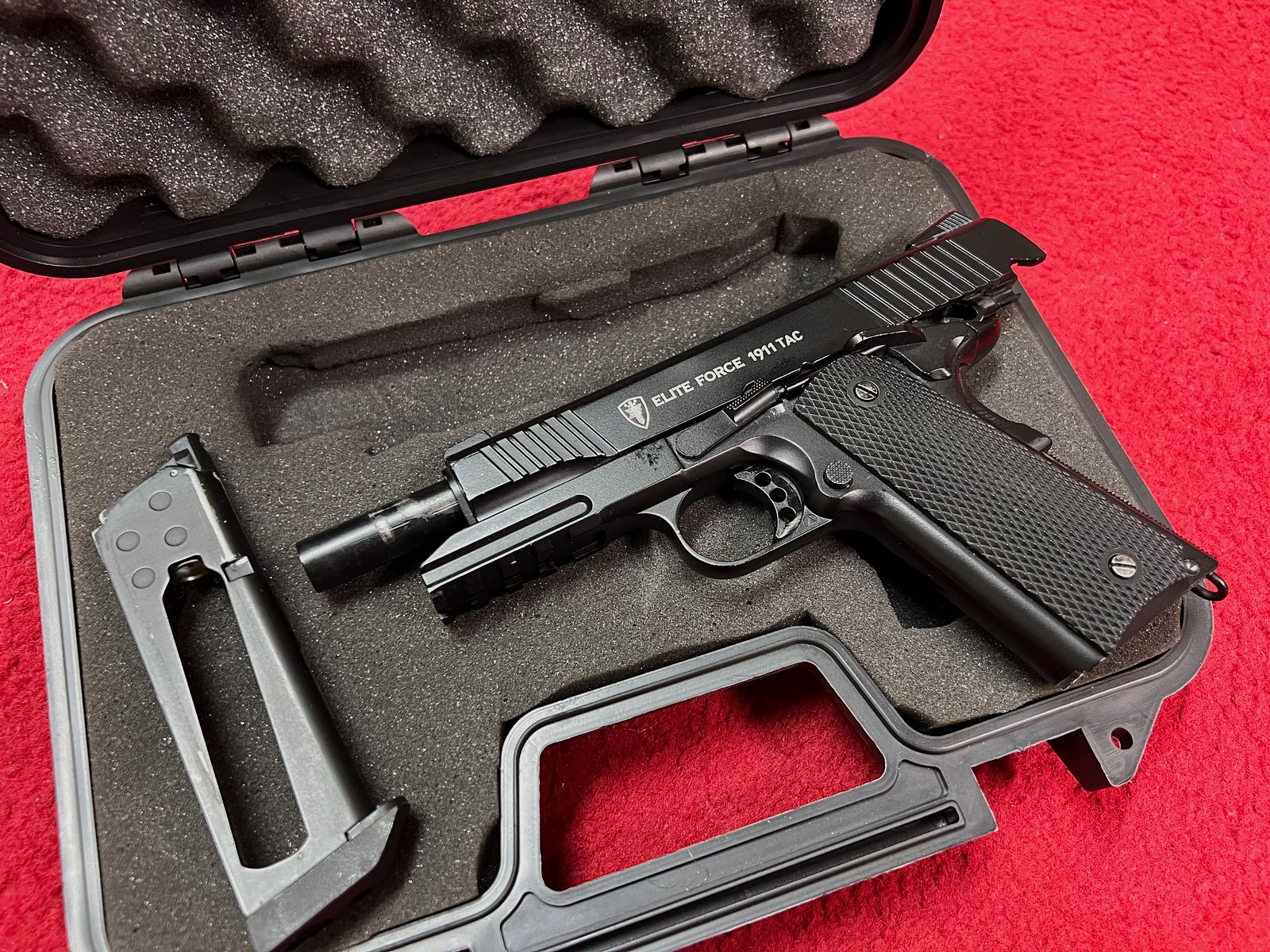 Umarex  Elite Force 1911 TAC in schwarz 6mm C02 Version mit 2 Magazinen.