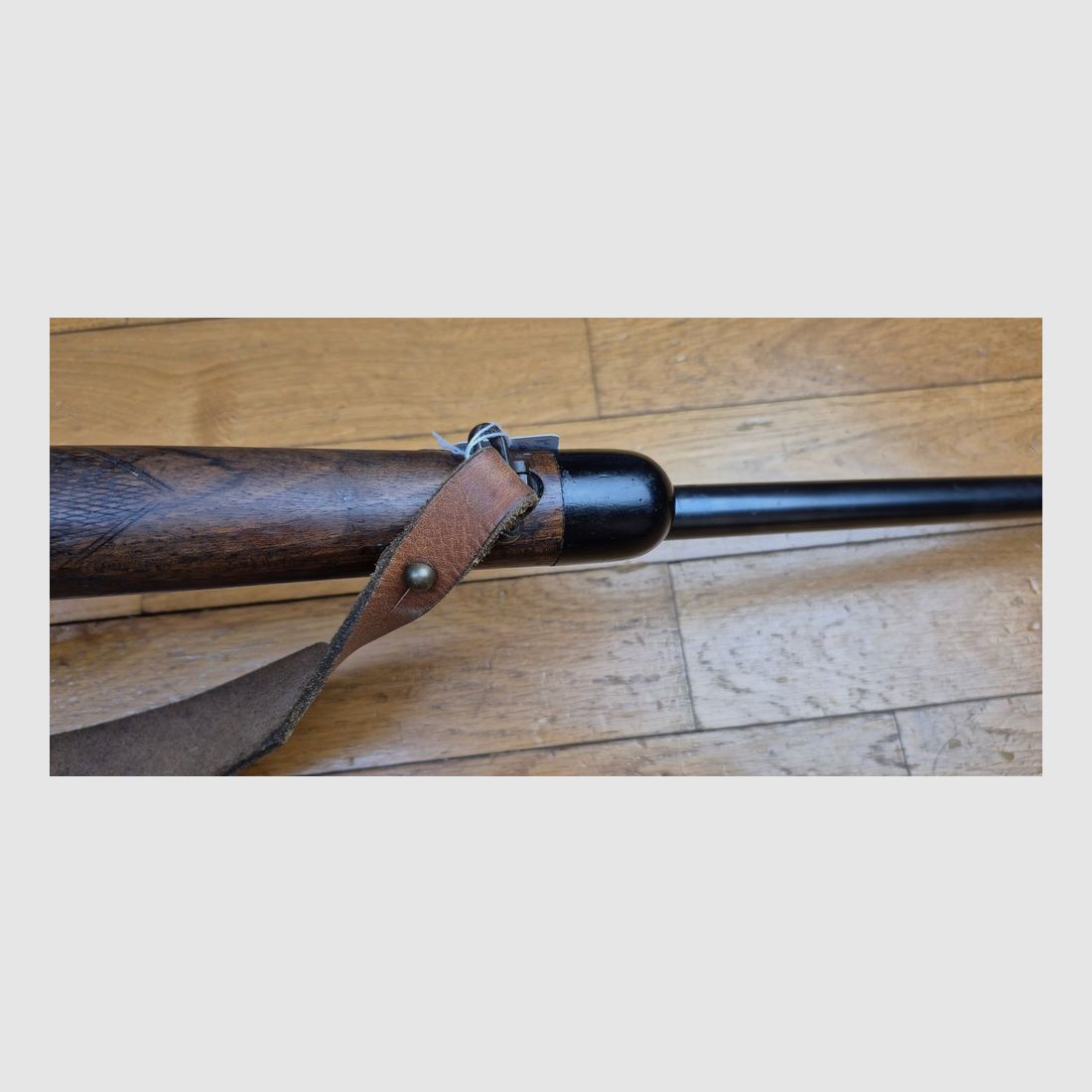 Schöne Steyr Mannlicher Schönauer Büchse — Modell « GK » — Kal. 7×64 — Waffe geprüft 1963 — Deutscher Abzug — Gutes Holz — Vorderschaft repariert und geflickt nach Bruch, aber perfekt stabil — Exzellente Mechanik — Sehr guter Lauf — Stahl-Zielfernrohrmontage — Zeiss Diavari 1.5 – 6 x 42 — TBE außer Flicken, Bild 19 von 43