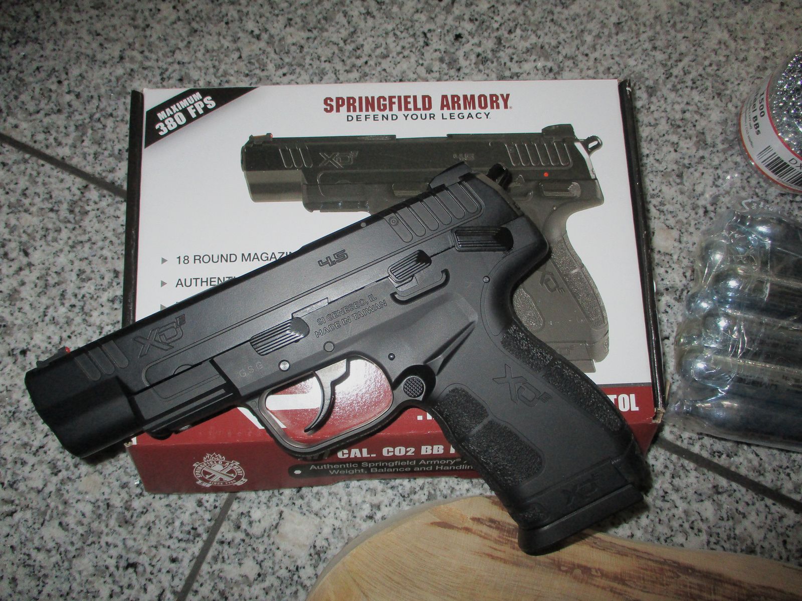 Springfield XDE 4,5 mm BB Co2-pistolet + 2x 1500 BB + 18 kapsułek Umarex 12g + półka ścienna NOWA