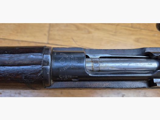 Peu courant Fusil Mauser Espagnol M1893 – Calibre d&rsquo;origine 7×57 Mauser (rare) – Configuration règlementaire – Oviedo 1928 – Très bon état mécanique et bon canon – Bronzage d&rsquo;origine à 95% – Une arme surprenamment moderne – TBE