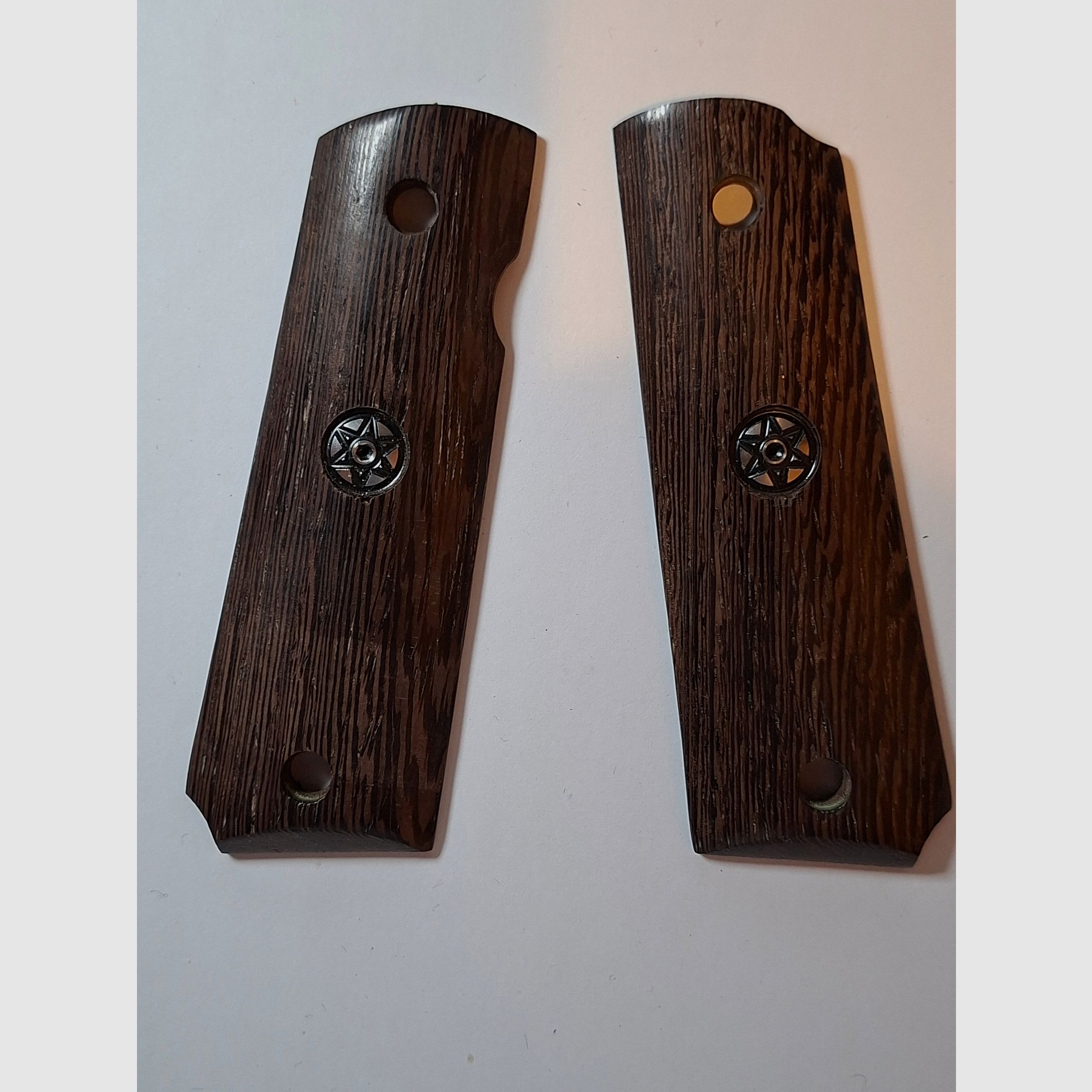 Griffschalen der Cold 1911 oder ME Sport 1911, siehe Bild.