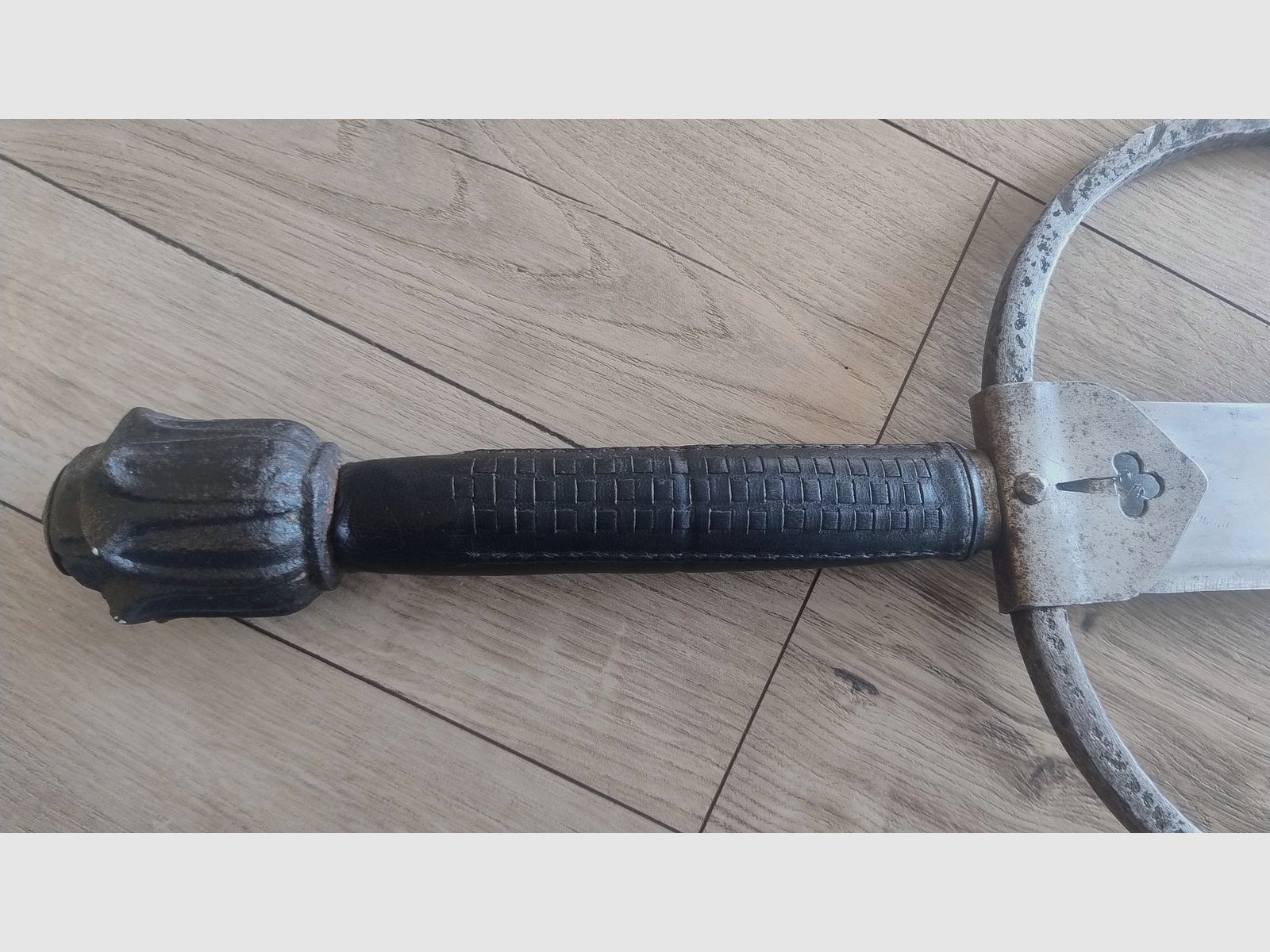 Historisch langzwaard ca. 1870–1900 – leren handvat – vernietigde knop – totale lengte 112 cm