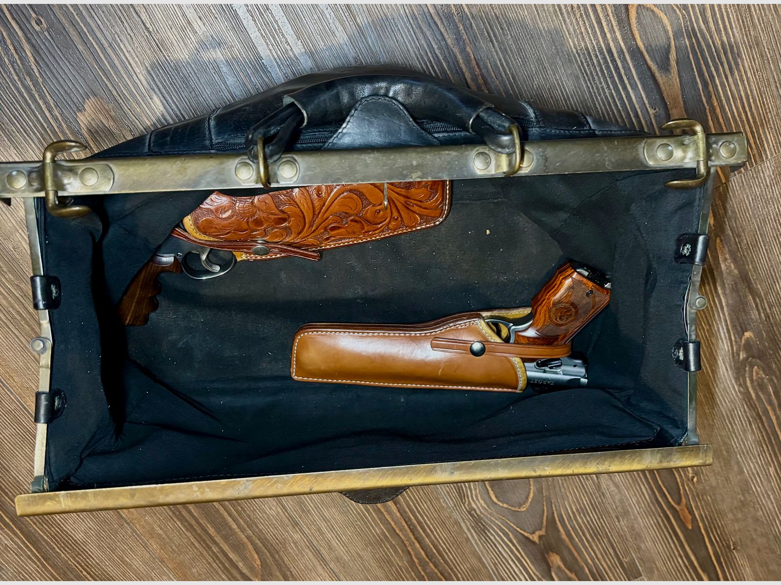 Alte DOKTOR TASCHE für den ambitionierten Revolver- und Pistolenschützen