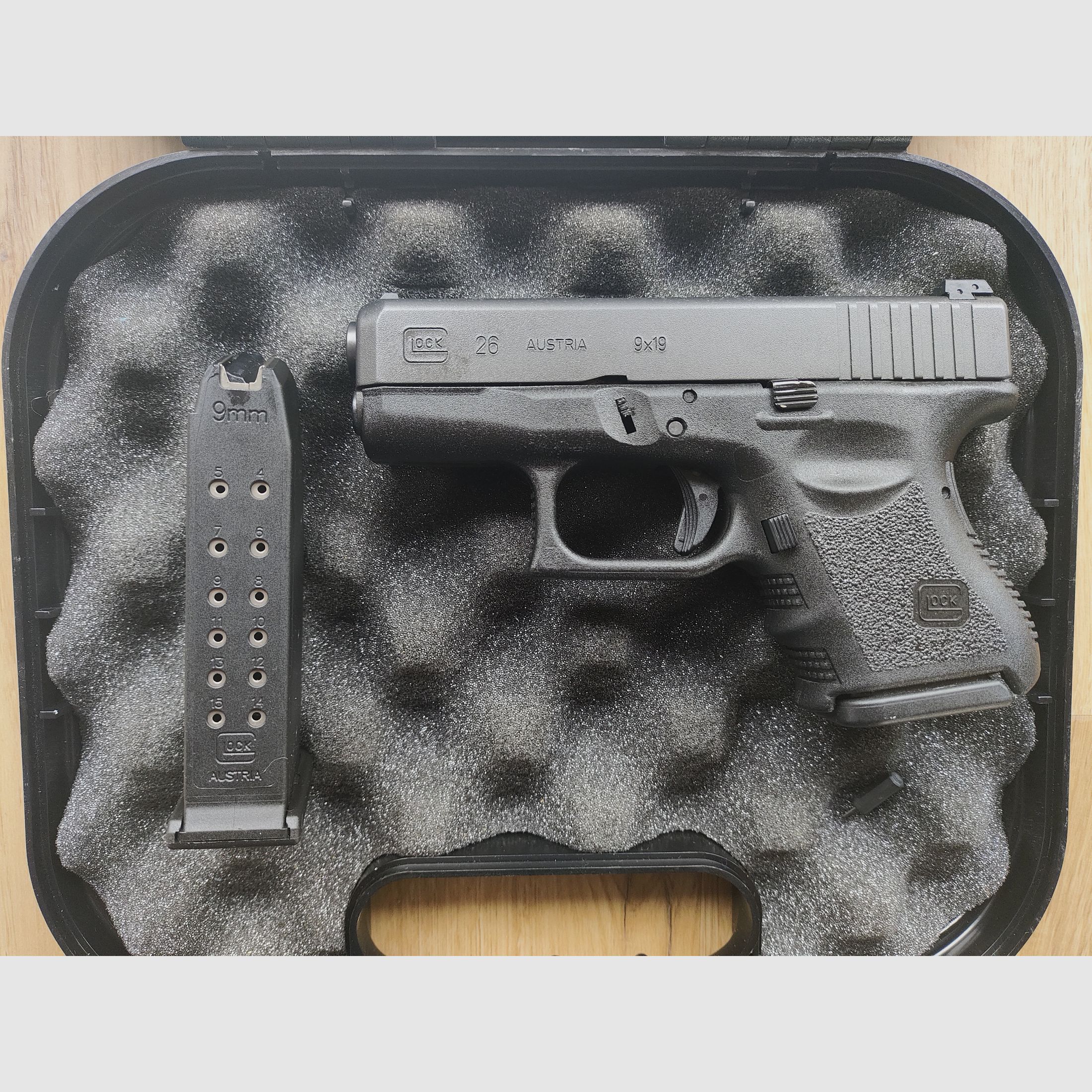 Glock 26, cal. 9mm Luger, 2 magazines