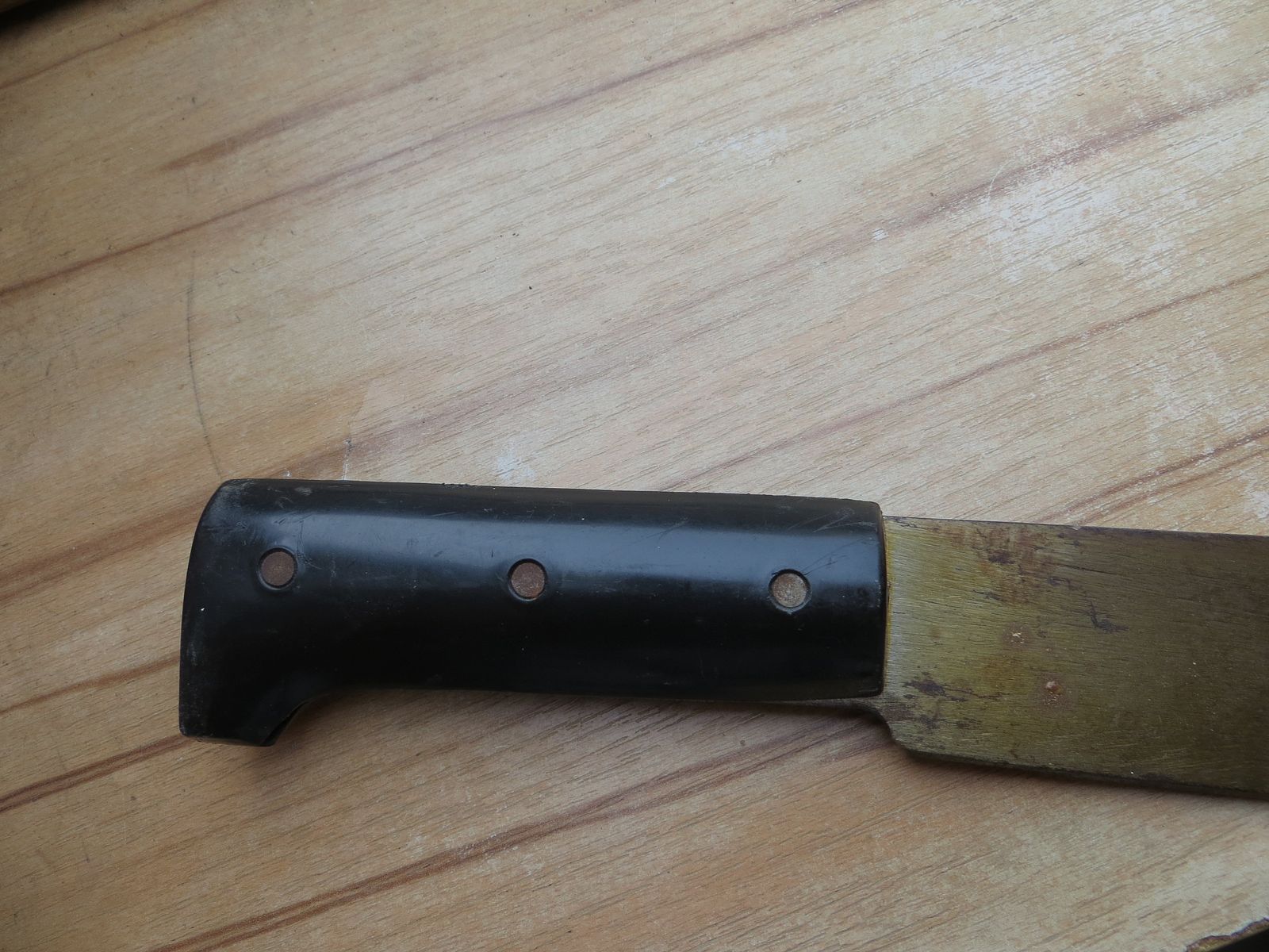 Due grandi machete antiche da un'eredità