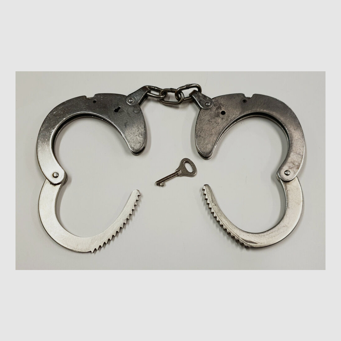 CLEJUSO Clemen & Jung e.K. Handfessel CLEJUSO No. 12 R , rostfreie Edelstahl Handschelle, Made in Germany, gebraucht