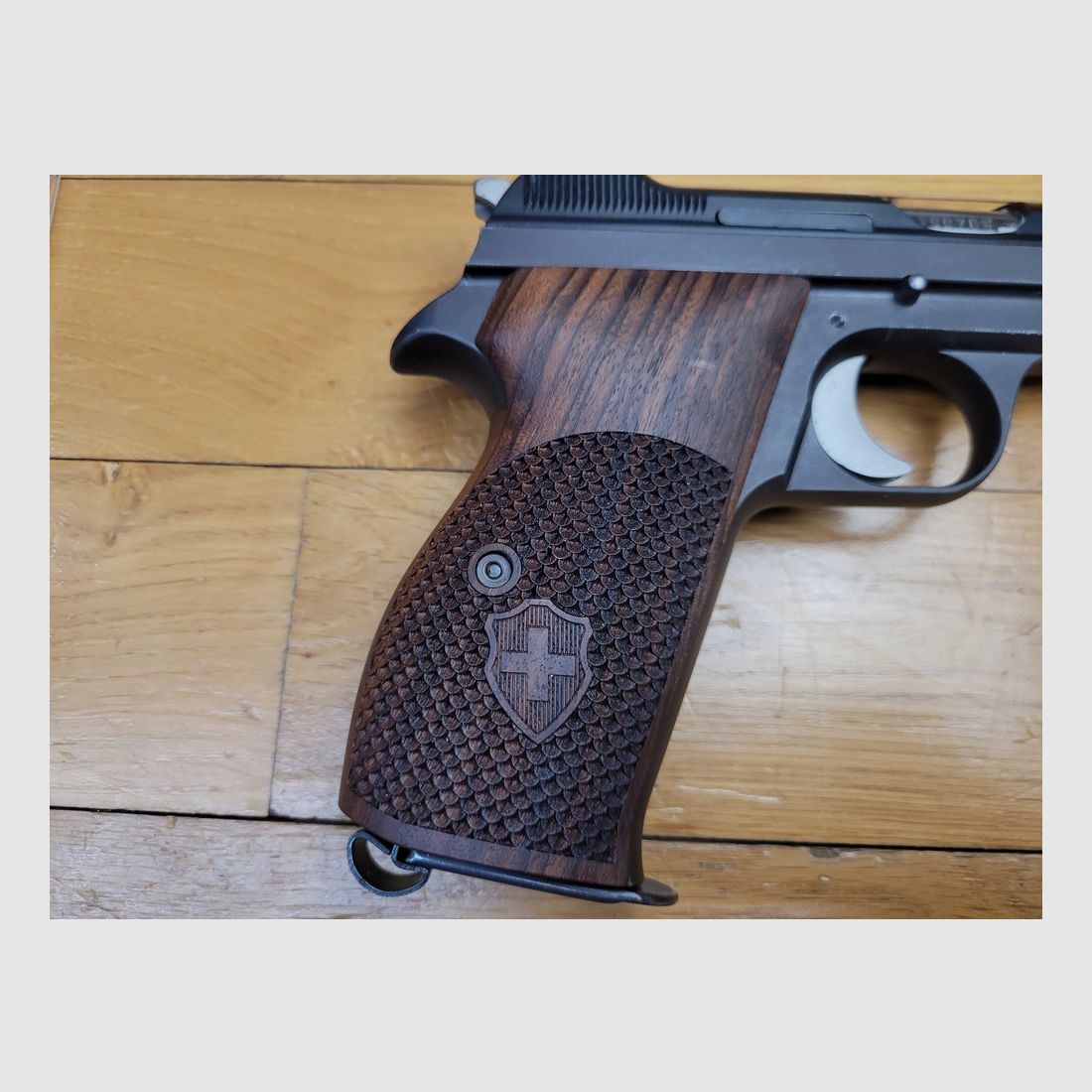 Prächtige SIG P210-2 Pistole – Mythos des 9 para – Militärwaffe Modell P-49 aus der 6. und letzten Lieferung – Waffe von 1974 – Brünierung, Funktion und Traumlauf – Original Militärgriffschalen, reguläre Holster und Nill Target Luxusgriff – Top Sammlerstück – Neuwertiger Zustand!, Bild 19 von 23