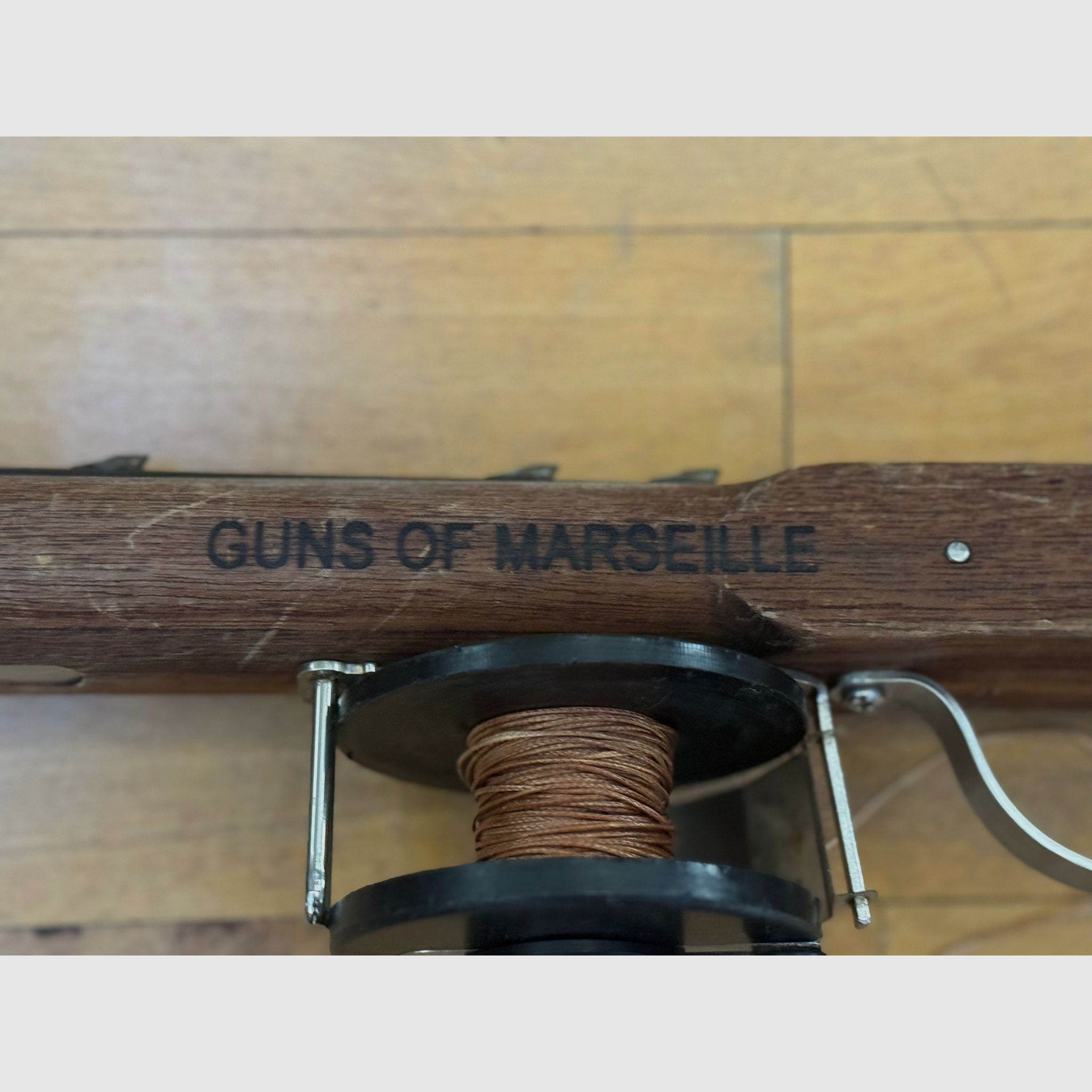 2 hochwertige Tauchharpunen / Unterwassersportgeräte – Beuchat Marlin Carbone 115 & Guns of Marseille Holzharpune – Zubehör – Hamburg