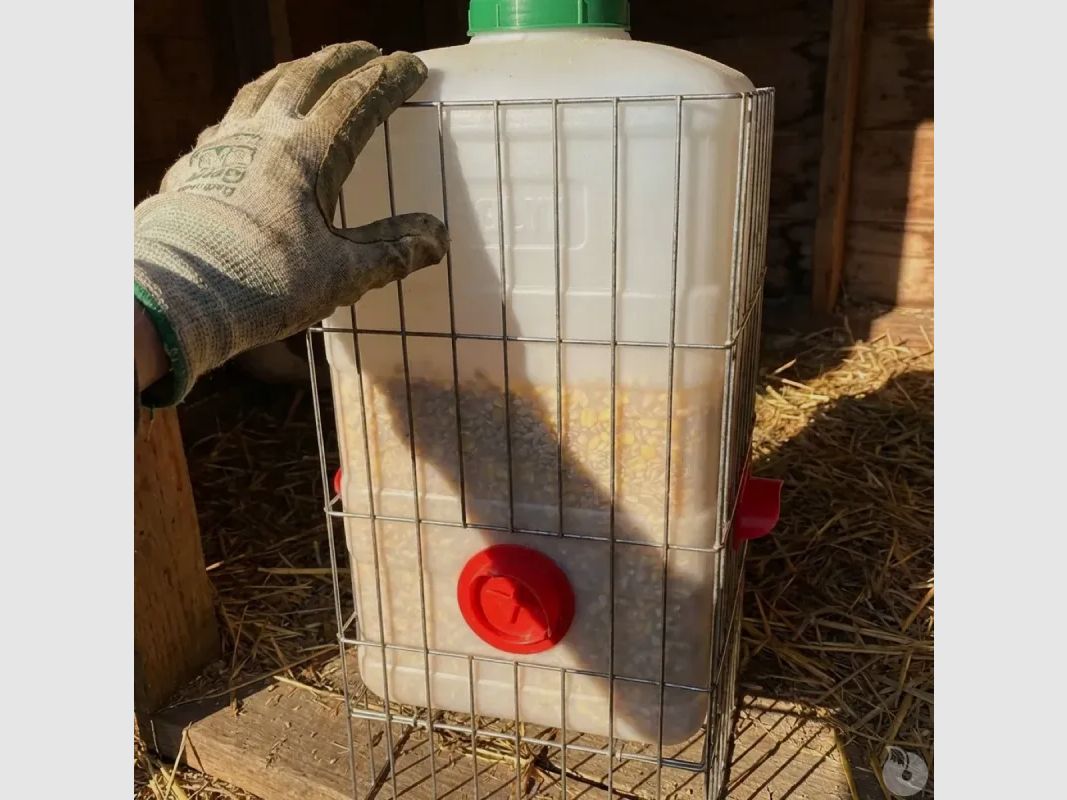 Large capacity feeders with 23 kg reservoir, image 4 of 6