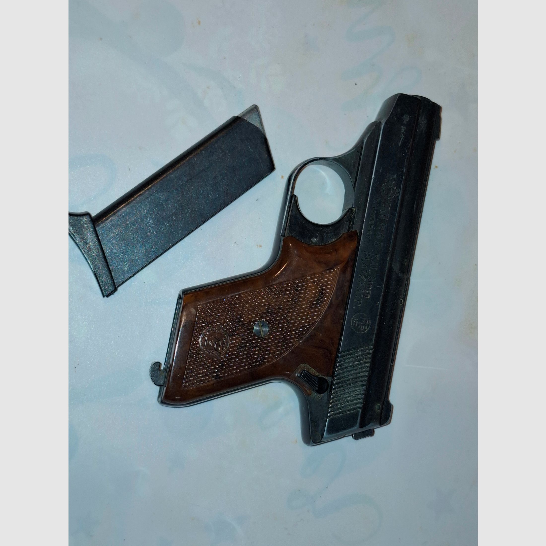 4 pistolets/ revolvers à blanc