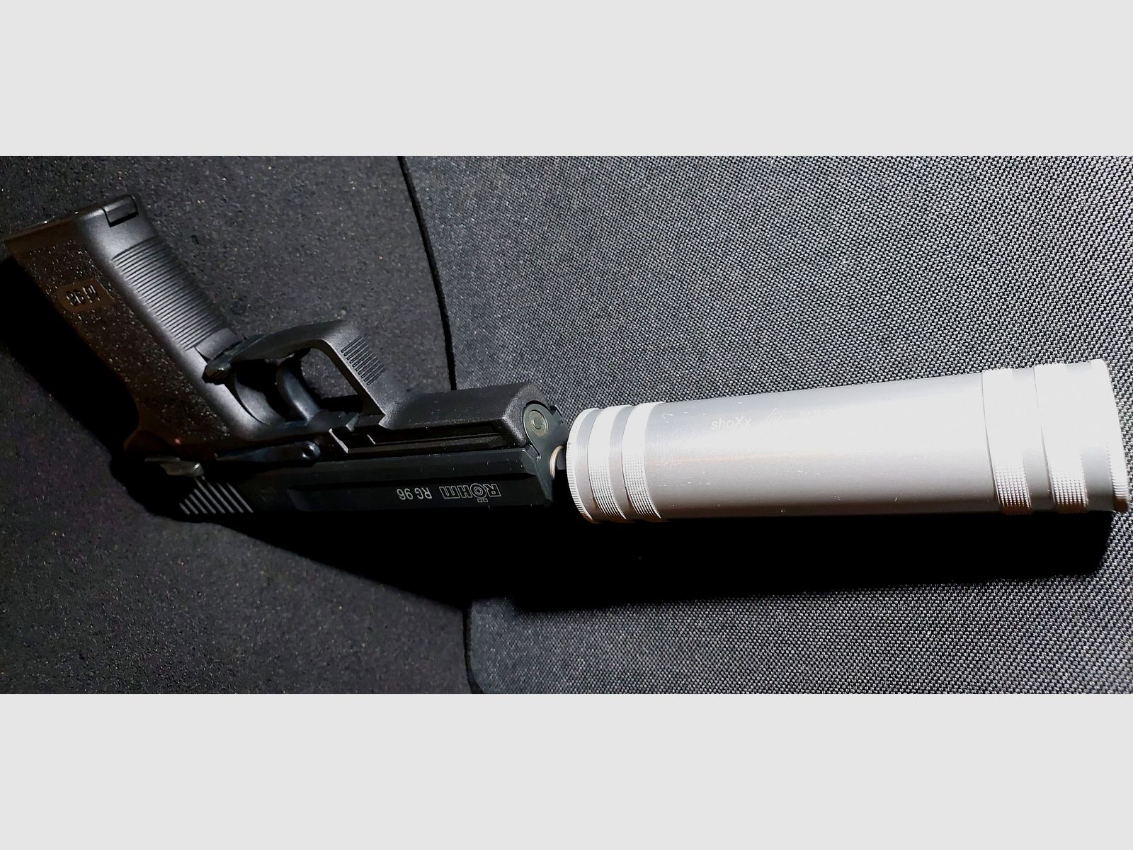 Pistolet alarmowy Röhm RG96, oksydowany (PTB 699) Zestaw RG 96 z tłumikiem, pomocą do ładowania i 2 magazynkami